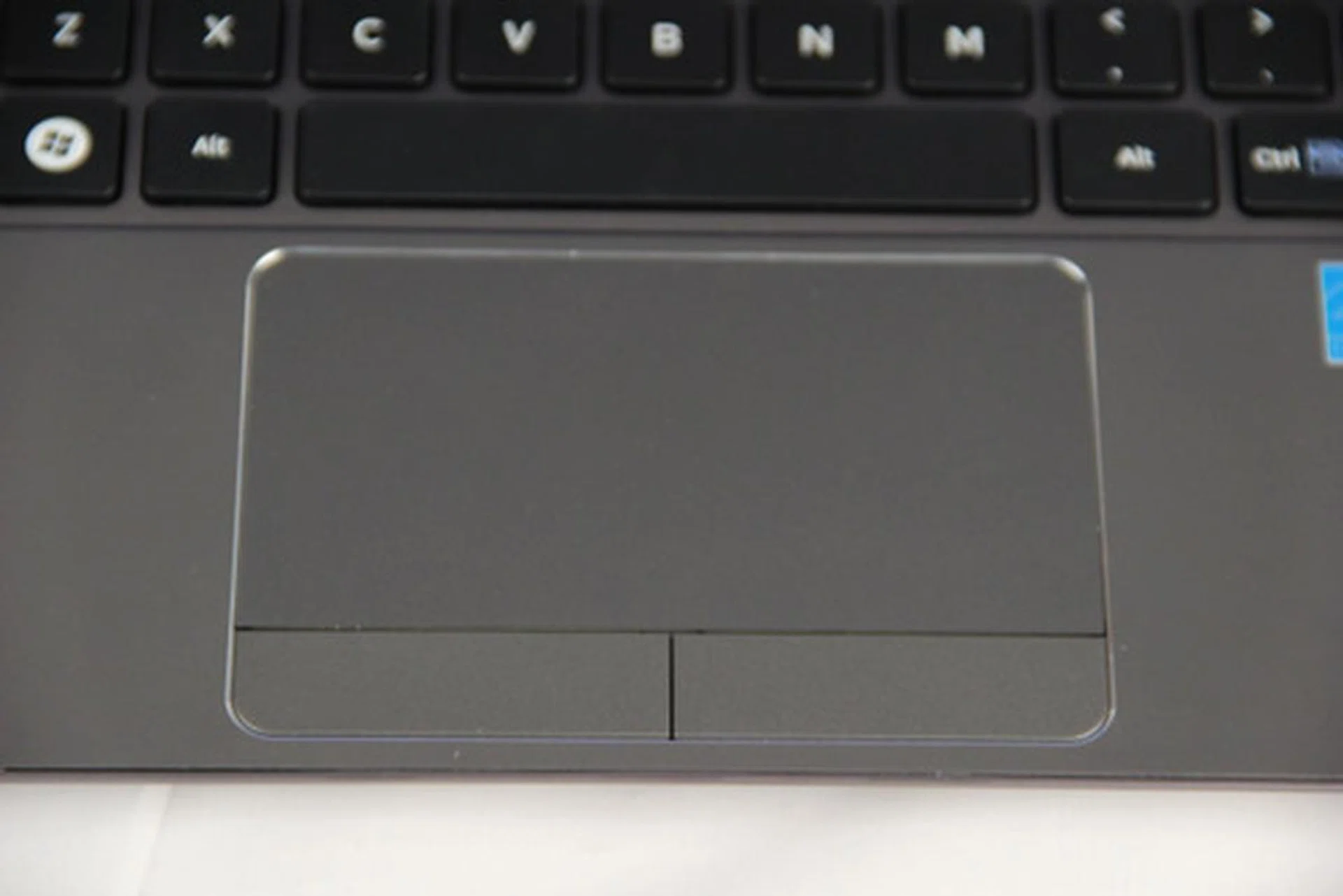 We'd like our Ultrabooks to have large clickpads, however in order to keep the price of the notebook in check, Samsung opted for the next best thing - a large conventional trackpad that was also pleasant to use.