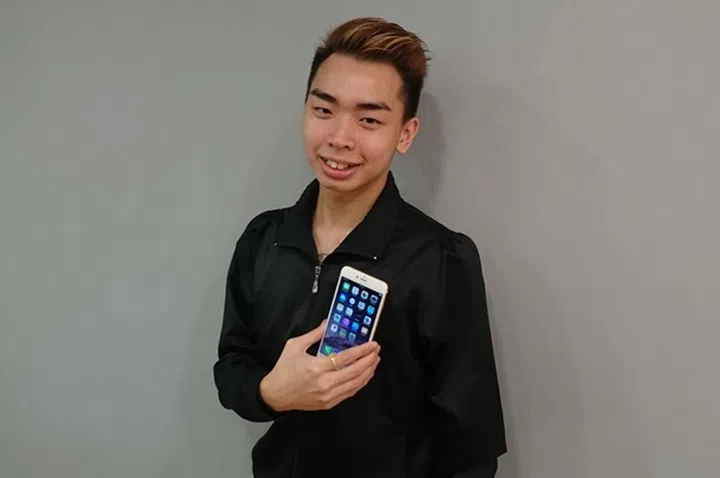 Mr. Ho Yong Qing, 20, is the first customer at Nubox, Raffles City, He bought an iPhone 6 Plus  64GB (gold).