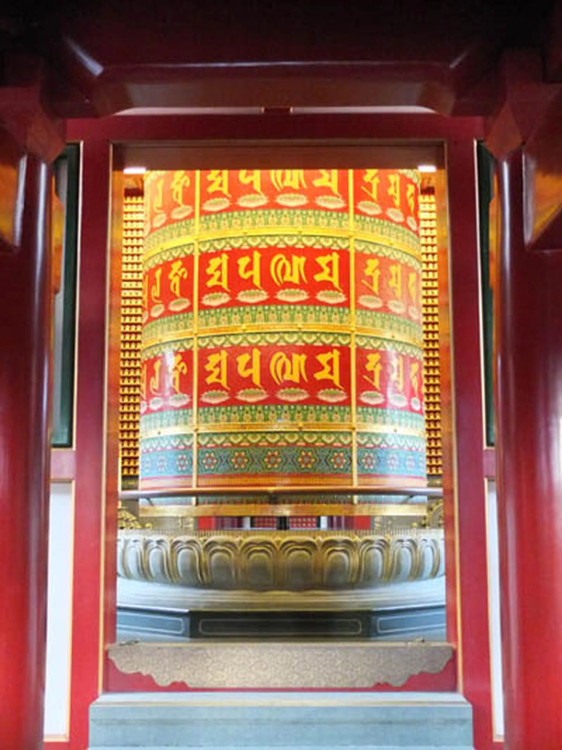 f/2.2 at 49mm (35mm equivalent), 1/50 sec, ISO3200.