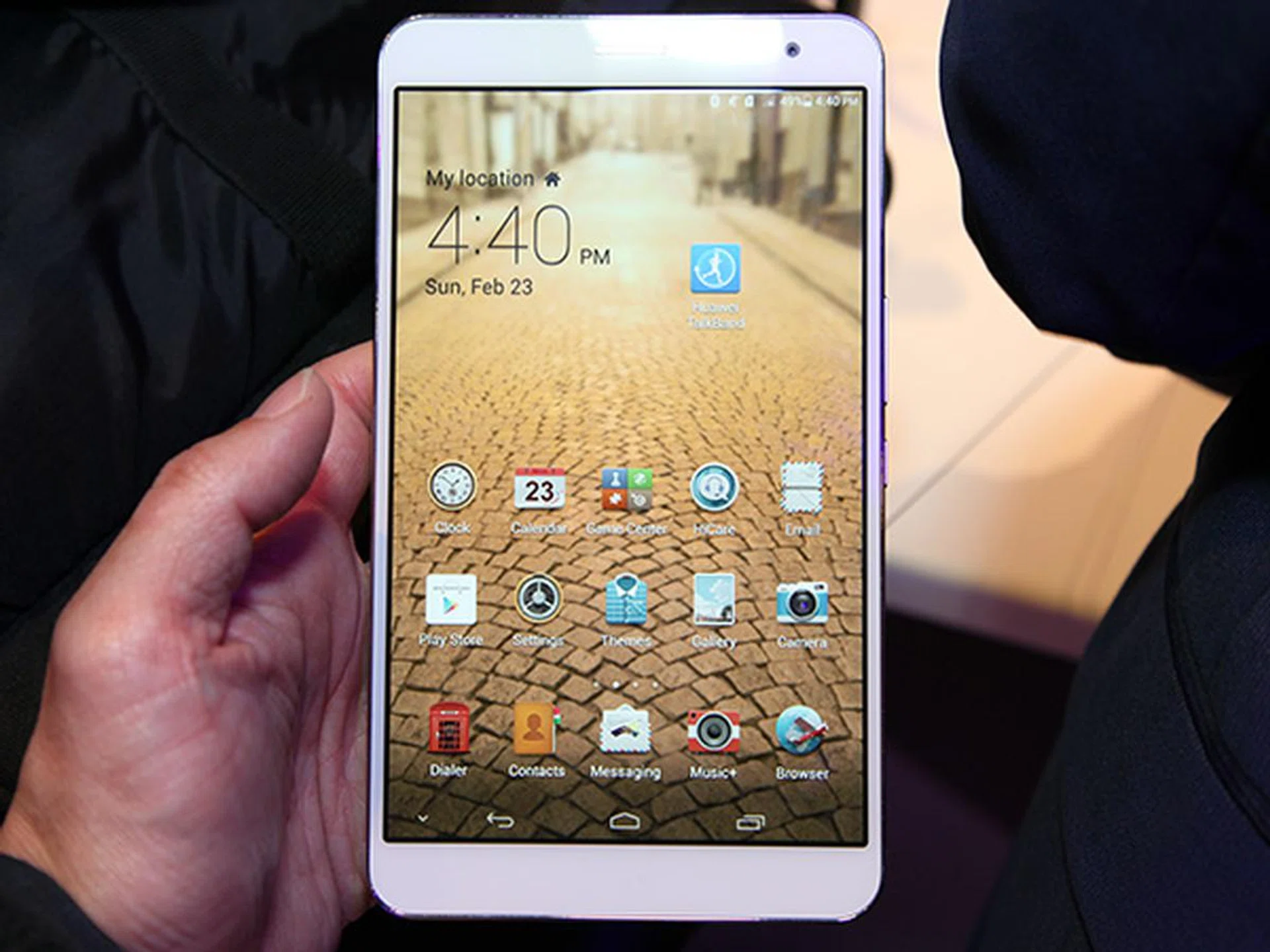 The new Huawei MediaPad X1 with its ultra-thin bezel and 7-inch 1920x1200 screen.