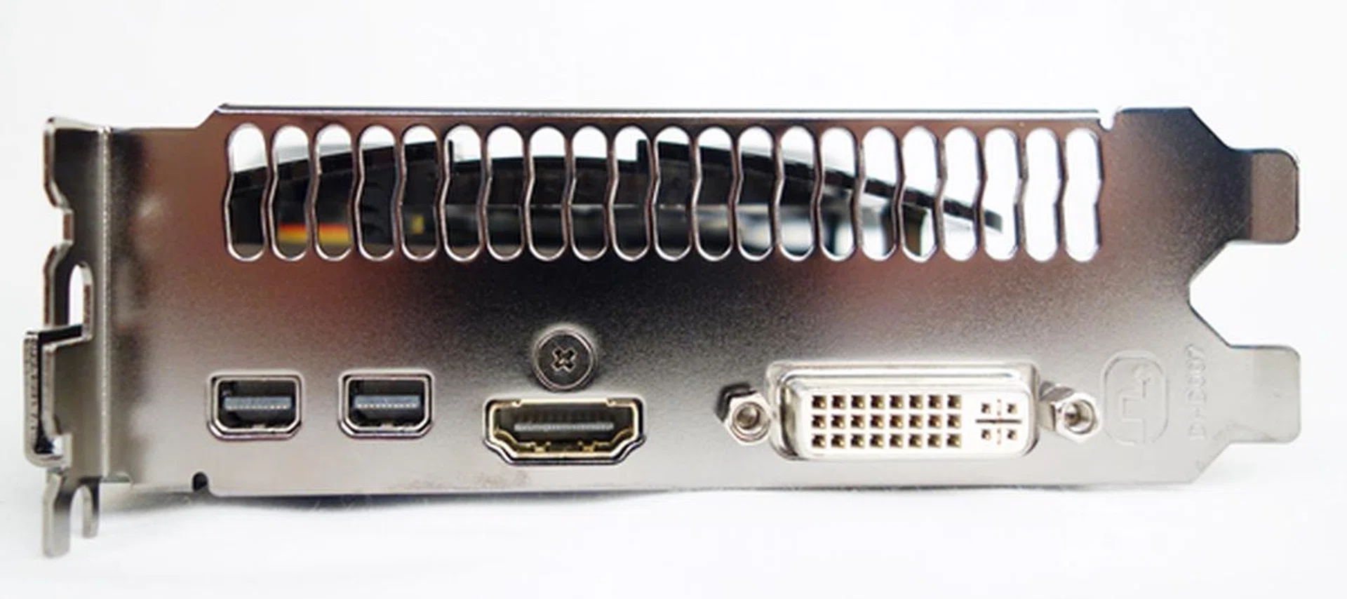 For its video ports, they consists of two mini-DisplayPort ports, a HDMI port, and one dual-link DVI-I port. This configuration is is exactly the same as the old Radeon HD 7900 series.