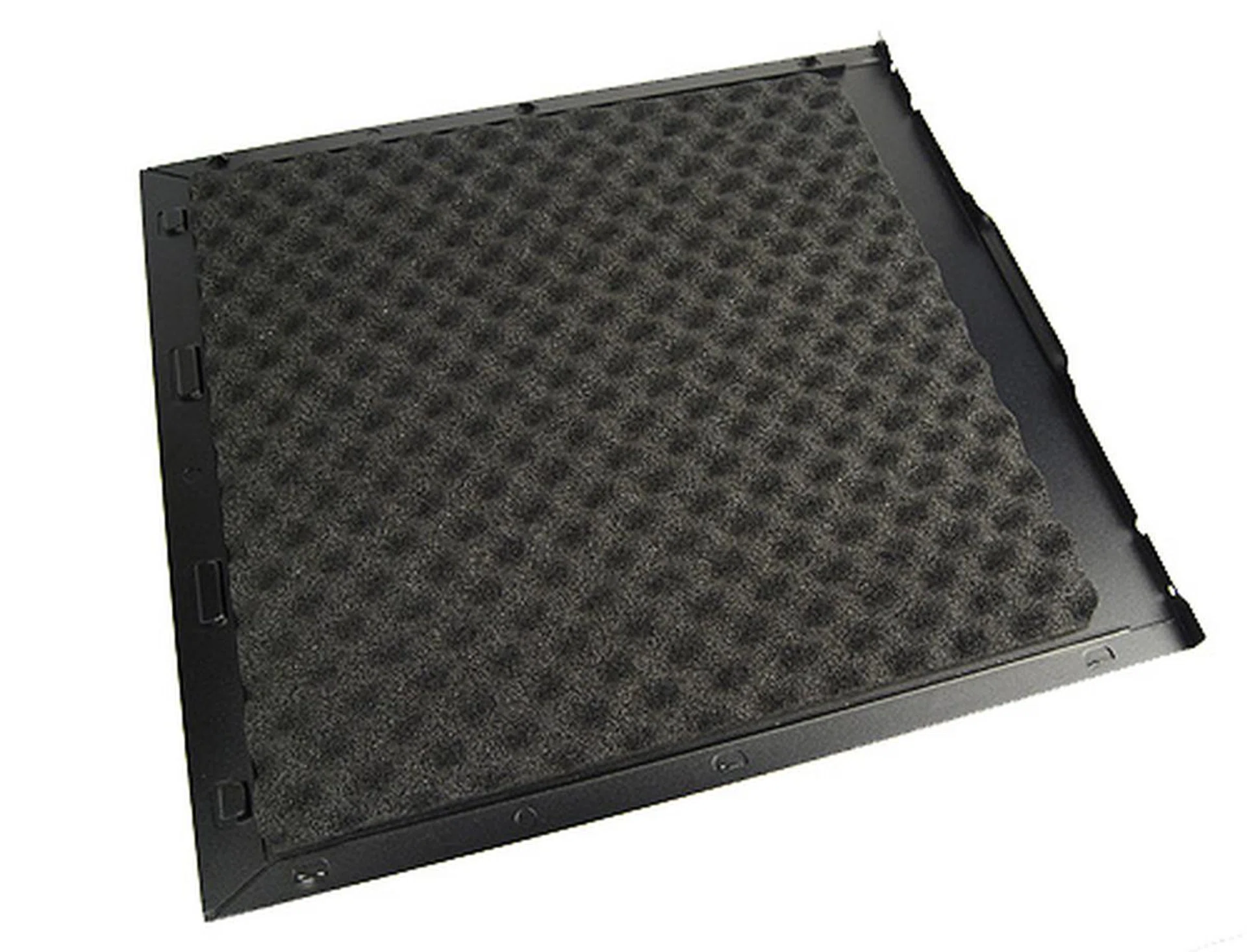 The left and right panels are devoid of any vents or windows, but they are padded with noise dampening foam to insulate noise.