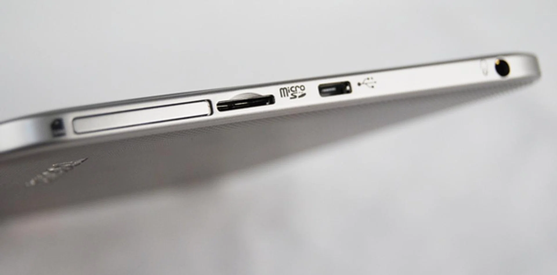 It's amazing how Toshiba is able to fit in a SIM card slot, microSD slot and microUSB port in the 7.85mm chassis of the AT270. The microUSB port is used for file transfer but charging is unfortunately not supported.