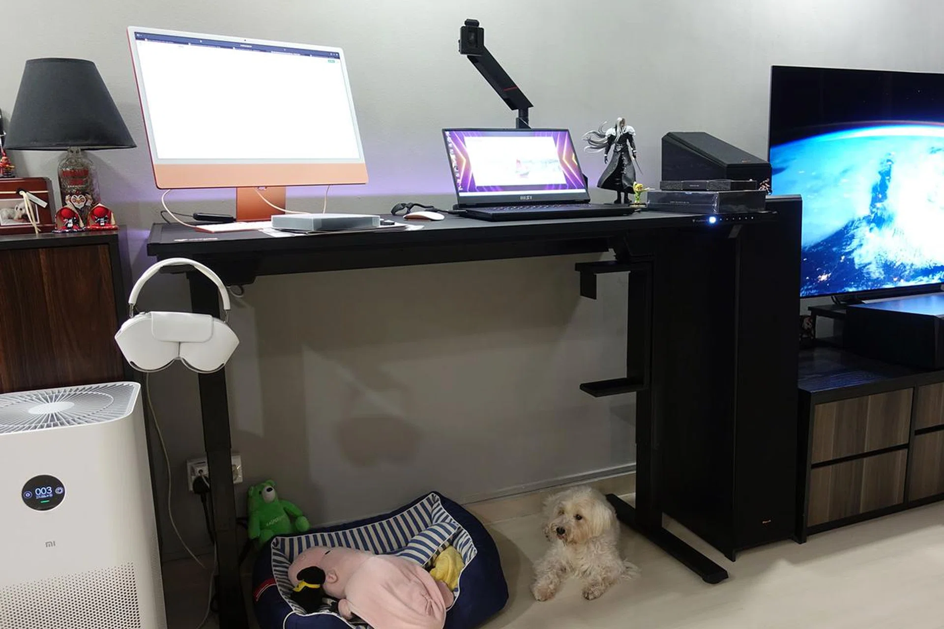 Disclaimer: In the next few days, my gaming setup (gaming monitor and desktop) will be shifted over proper.