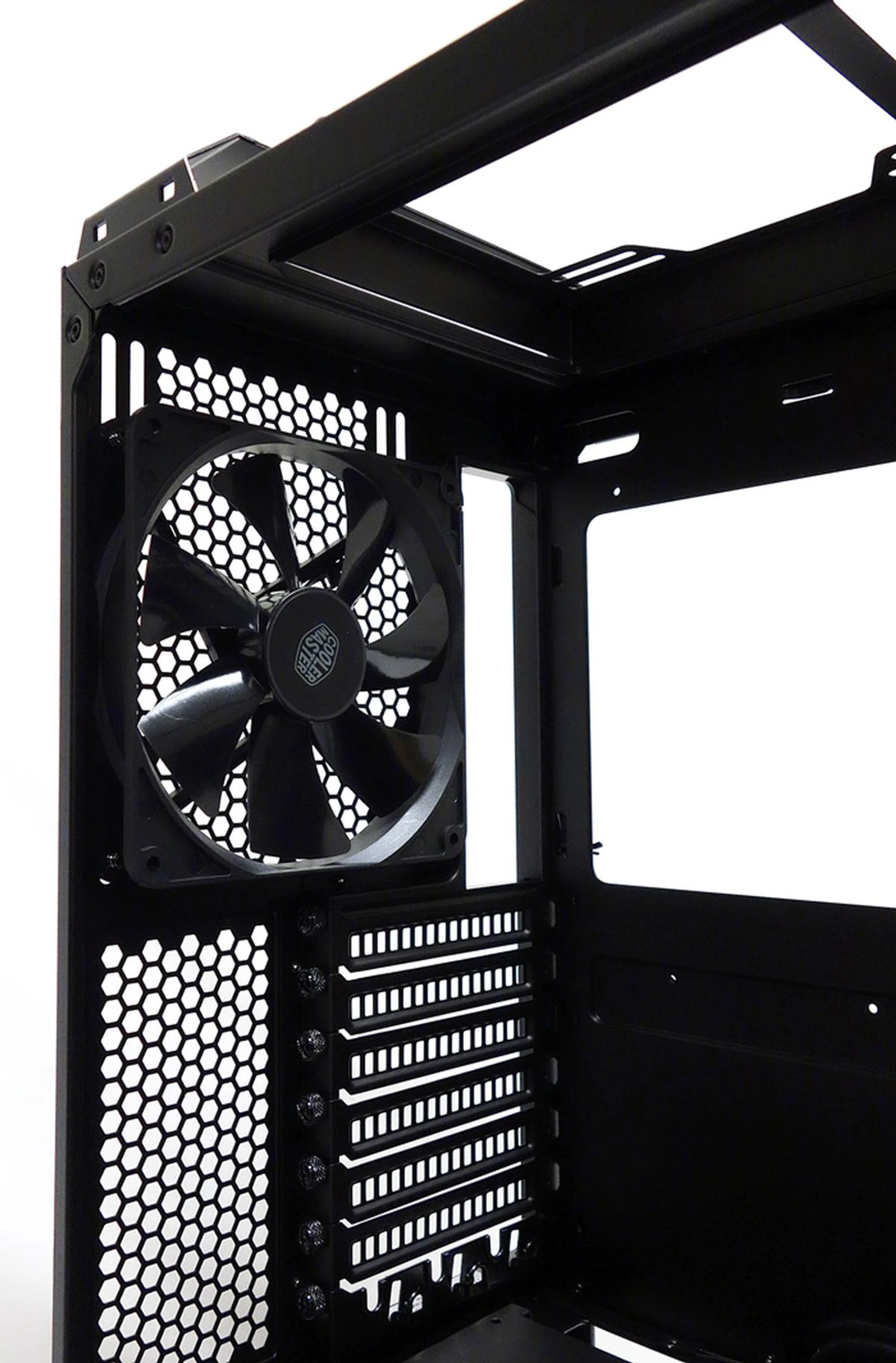 The rear outlet fan can be repositioned, in order to facilitate the installation of cooling fans or a radiator at the op.