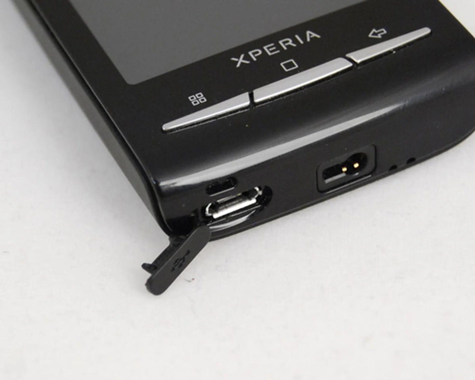 While the buttons are easily accessible, the microUSB slot is protected by a pesky cover that's hard to pry open.