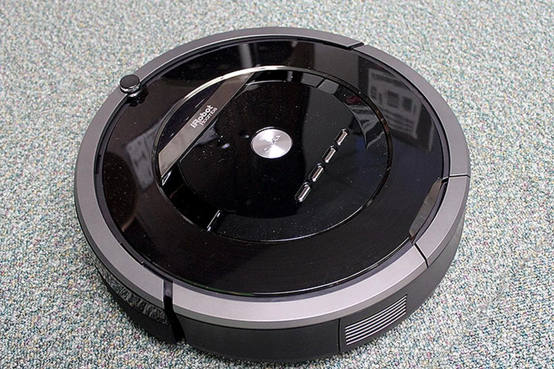 The new iRobot Roomba 880 boasts a couple of new technologies and features that make it iRobot's most fuss-free robotic vacuum cleaner yet.