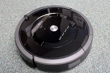 The new iRobot Roomba 880 boasts a couple of new technologies and features that make it iRobot's most fuss-free robotic vacuum cleaner yet.