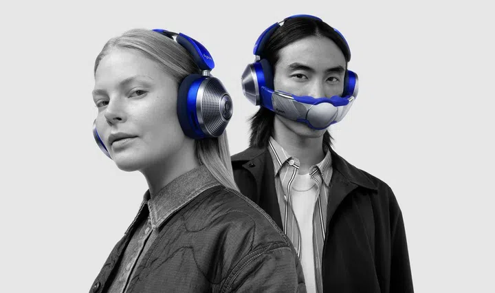 Dyson Zone Ultra Blue with and without visor. Image Source: Dyson