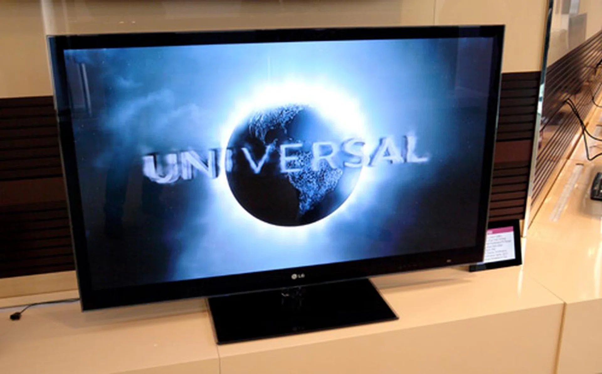 This 60-inch PDP PK950 model packs a Full-HD screen, 600Hz Sub Field drive, TruBlack filter and all the pleasures a plasma display can offer.