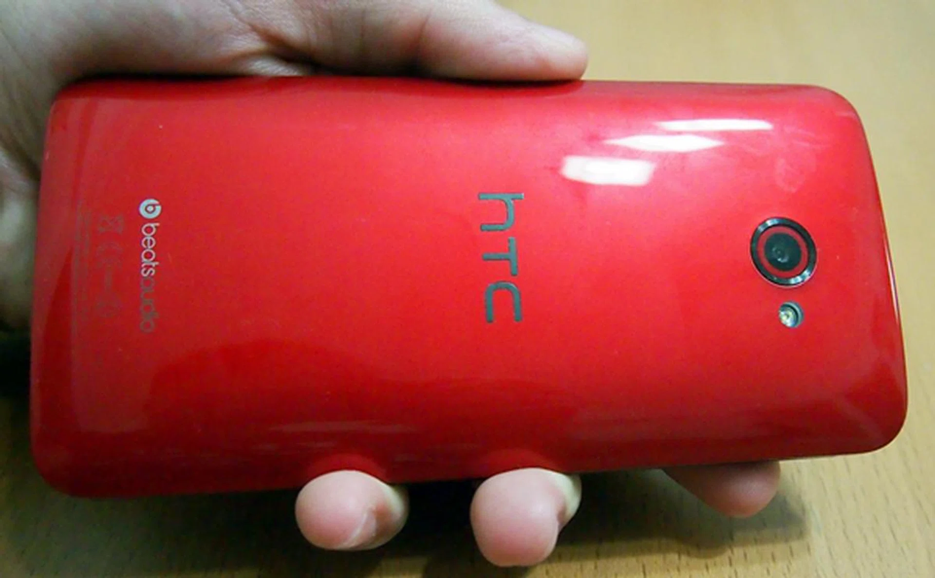Due to its glossy nature, the rear picks up smudges quite easily though they are not very obvious on the red unit we have for test.