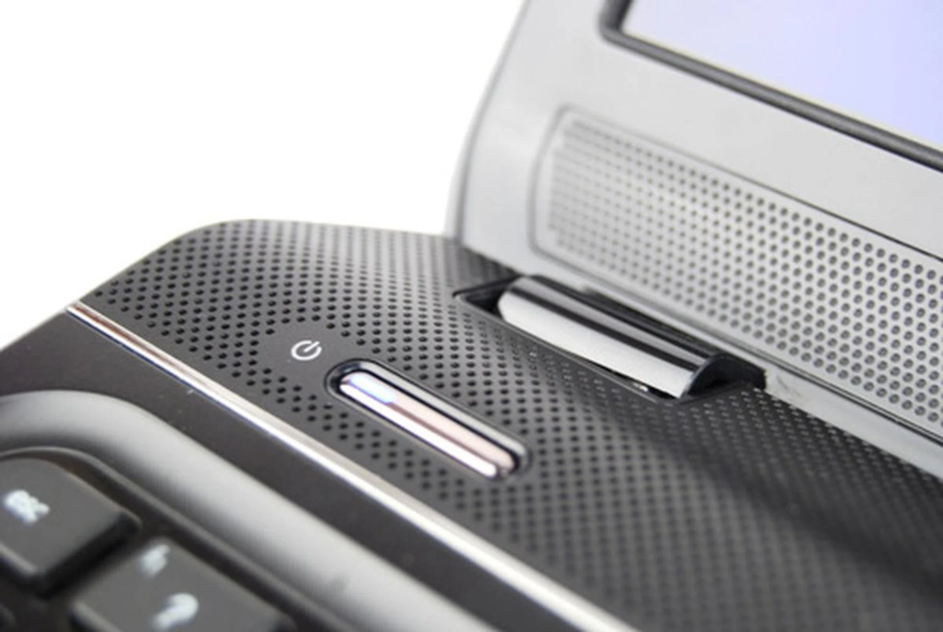 The speakers are now placed at the corners above the keyboard, and under the screen for a better audio experience. 