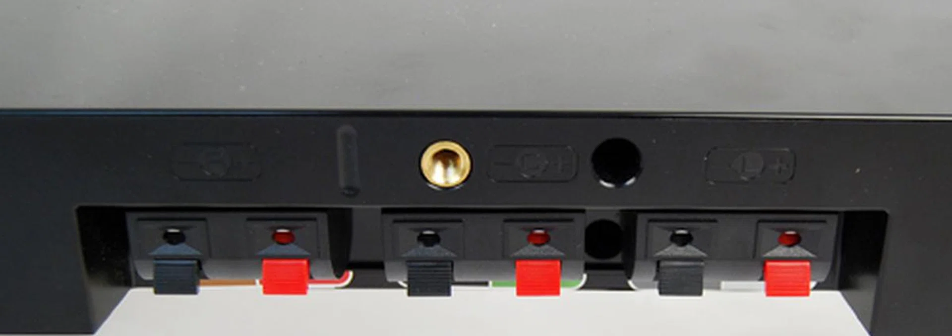 Connection with the receiver unit is made possible by the speaker wire clips at the back of the horizontal speaker unit.