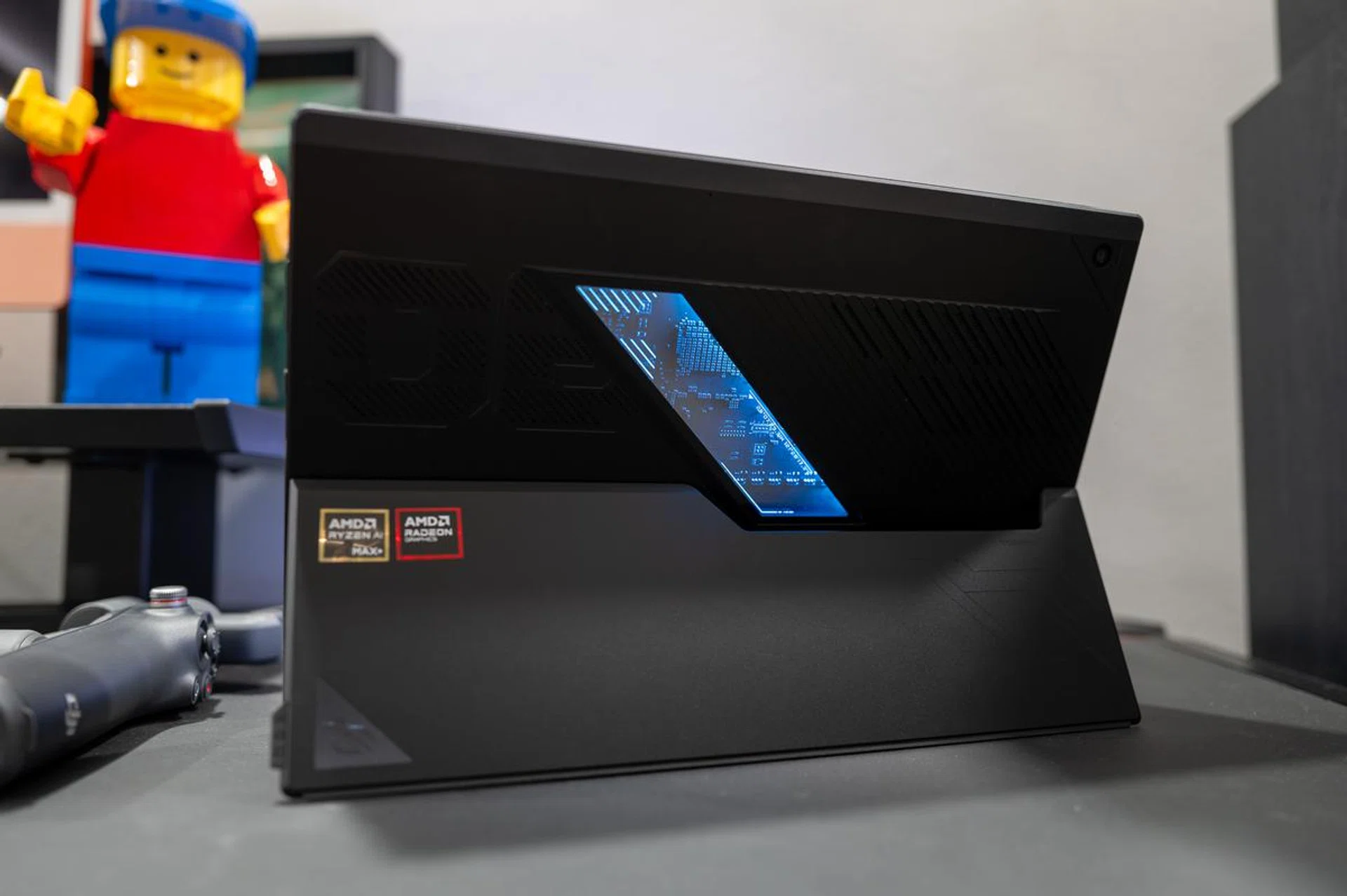 The Flow Z13 retains ROG's unmistakably design DNA. Photo: HWZ