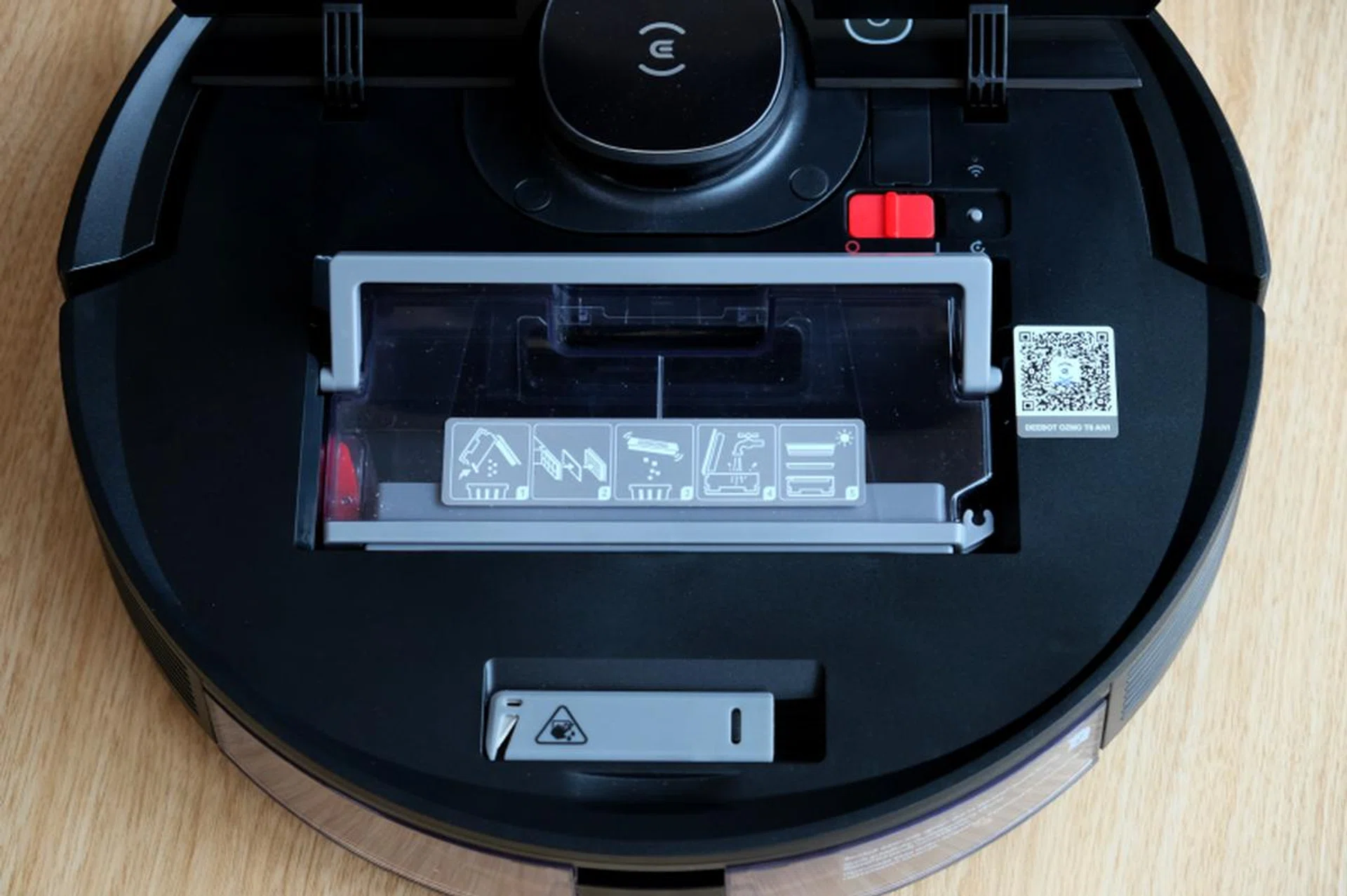 The dustbin can be easily accessed simply by lifting the top panel. 