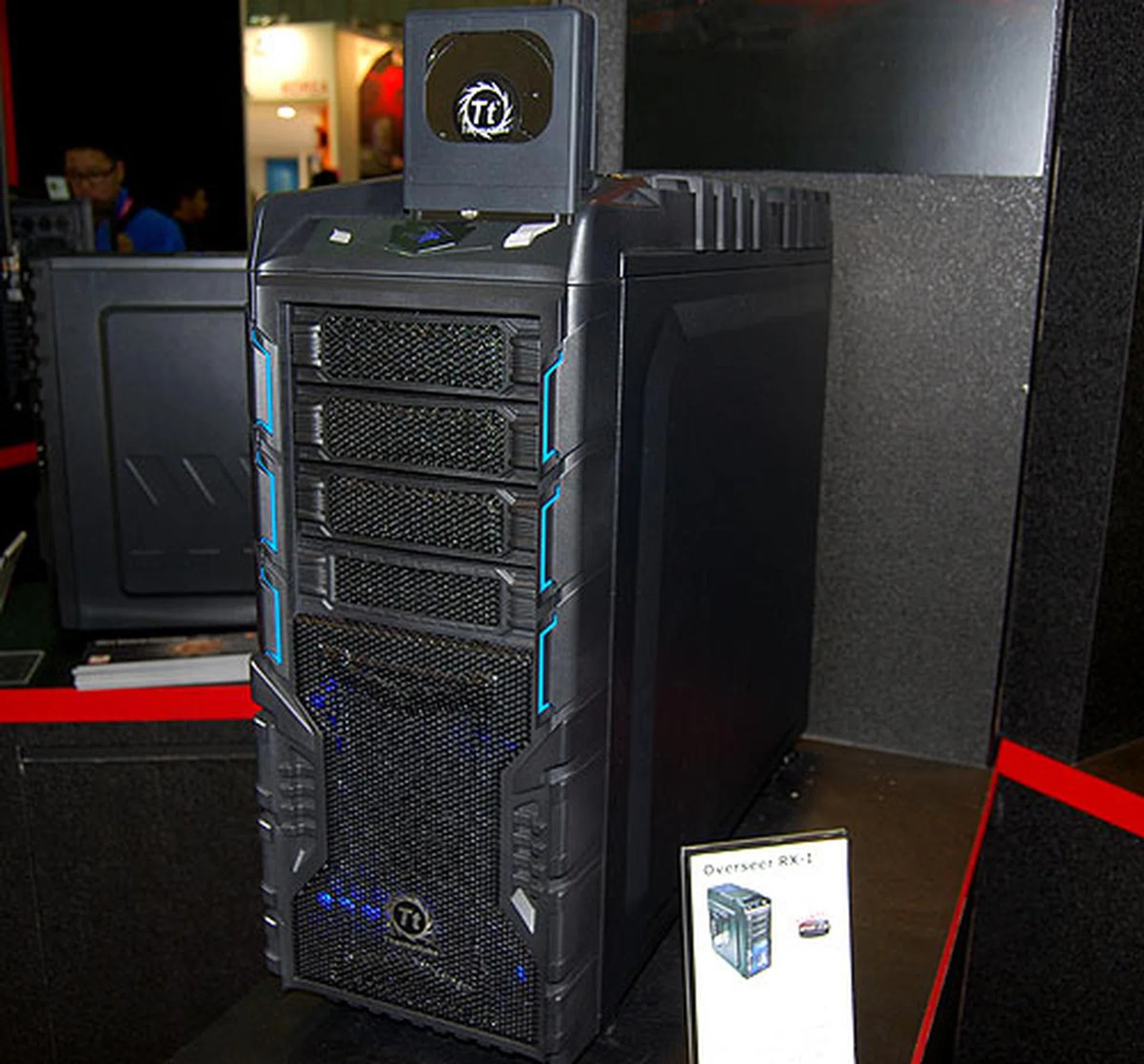 The Overseer RX-I has an unique top-loading HDD mounting system. The PSU meanwhile is located at the bottom for easier installation. Long graphics cards up to 12.5 inches are supported. 