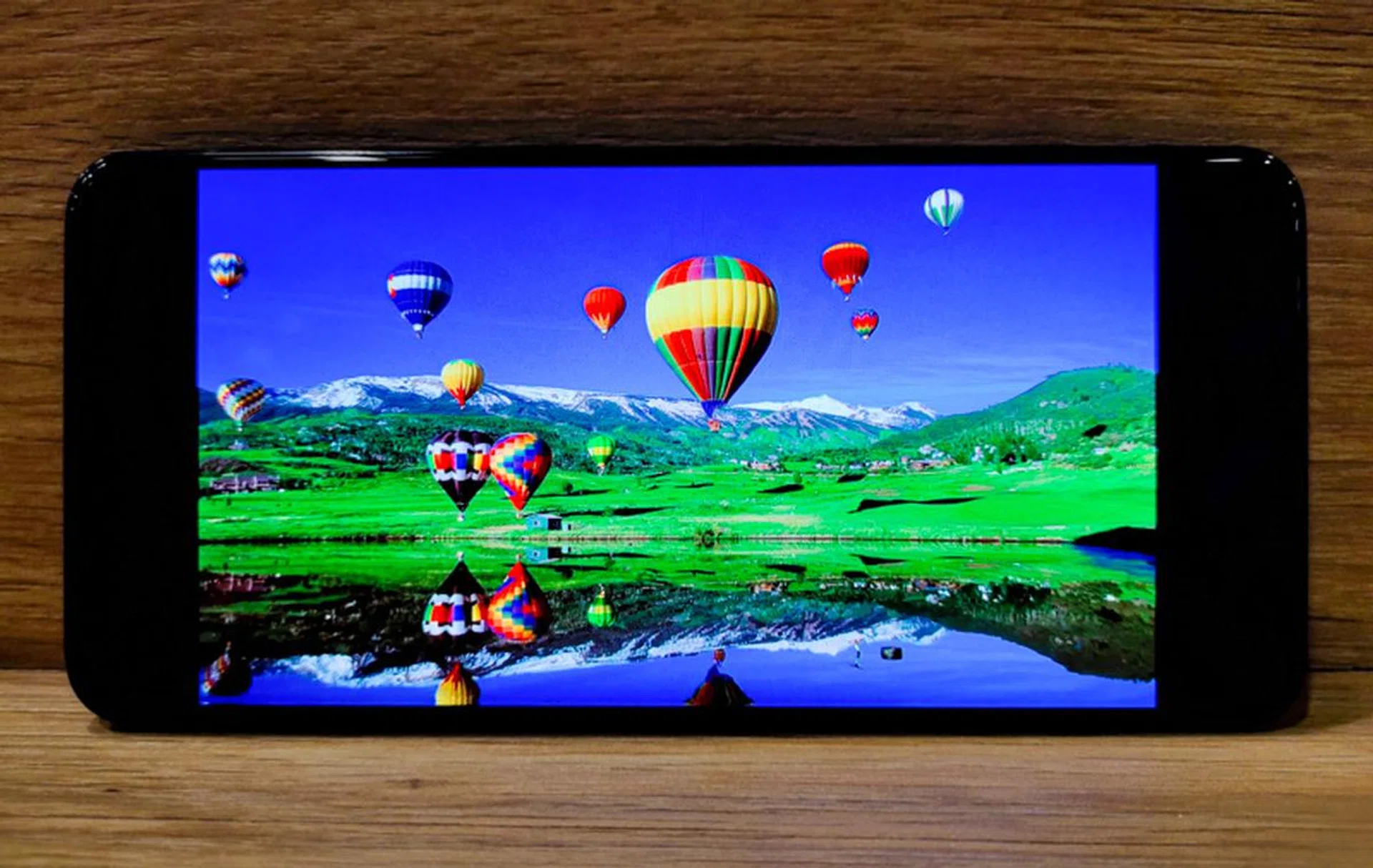 The Reno2's screen is rated for 16 million colours.