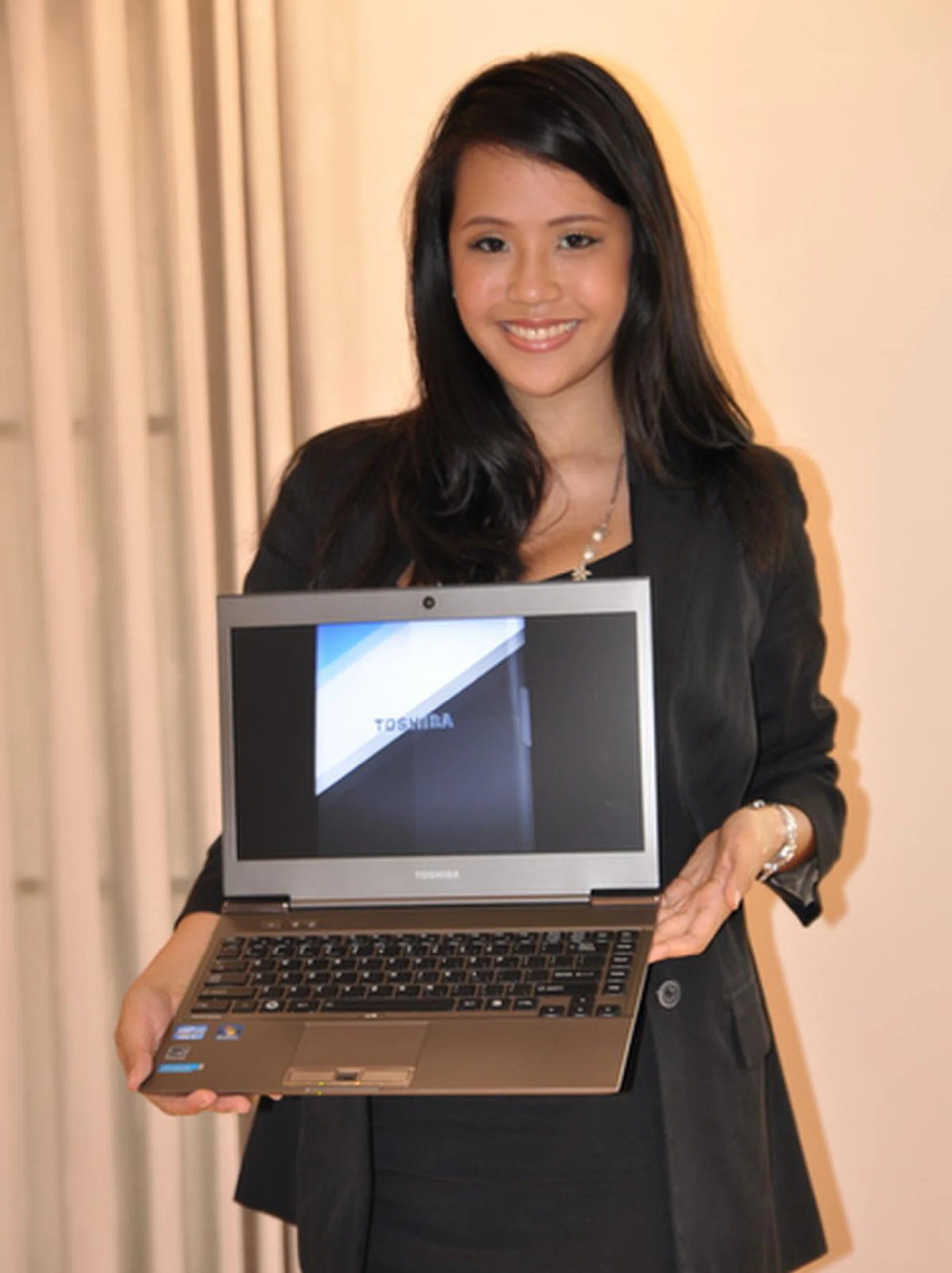 The Toshiba Portege Z830 comes with a 13-inch screen that is of the standard 1366 x 768 pixels resolution. It's quite a letdown because premium pricing should command premium components. But it's still pretty, no?