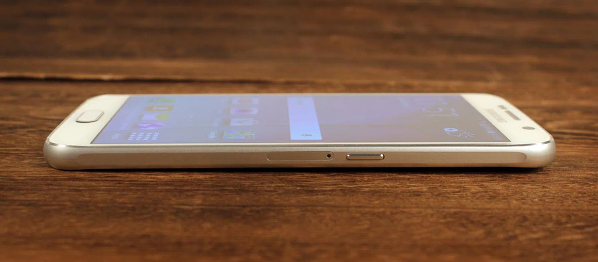 The Samsung Galaxy S6 models use the nano-SIM standard, so do take note of this when upgrading from your current smartphone which may use the micro-SIM standard.