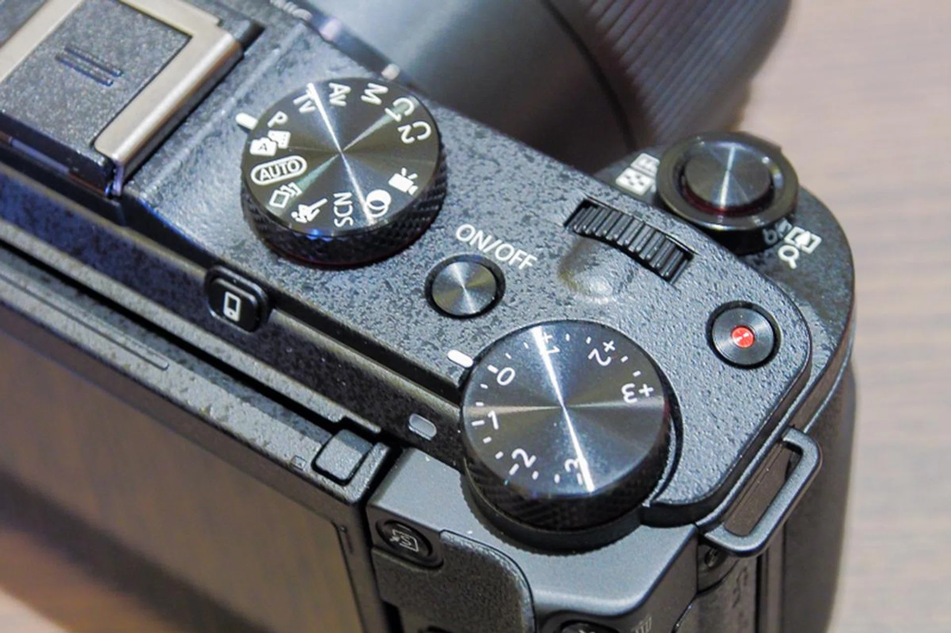 The G3 X uses the zoom toggle (surrounding the shutter button) to control the zoom.