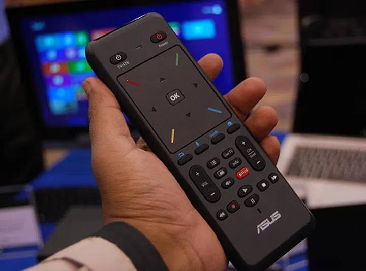 The remote's matte finish and large clickpad seem to have the right design aspects incorporated. Additionally, it supports motion-based control and has voice search functions integrated.