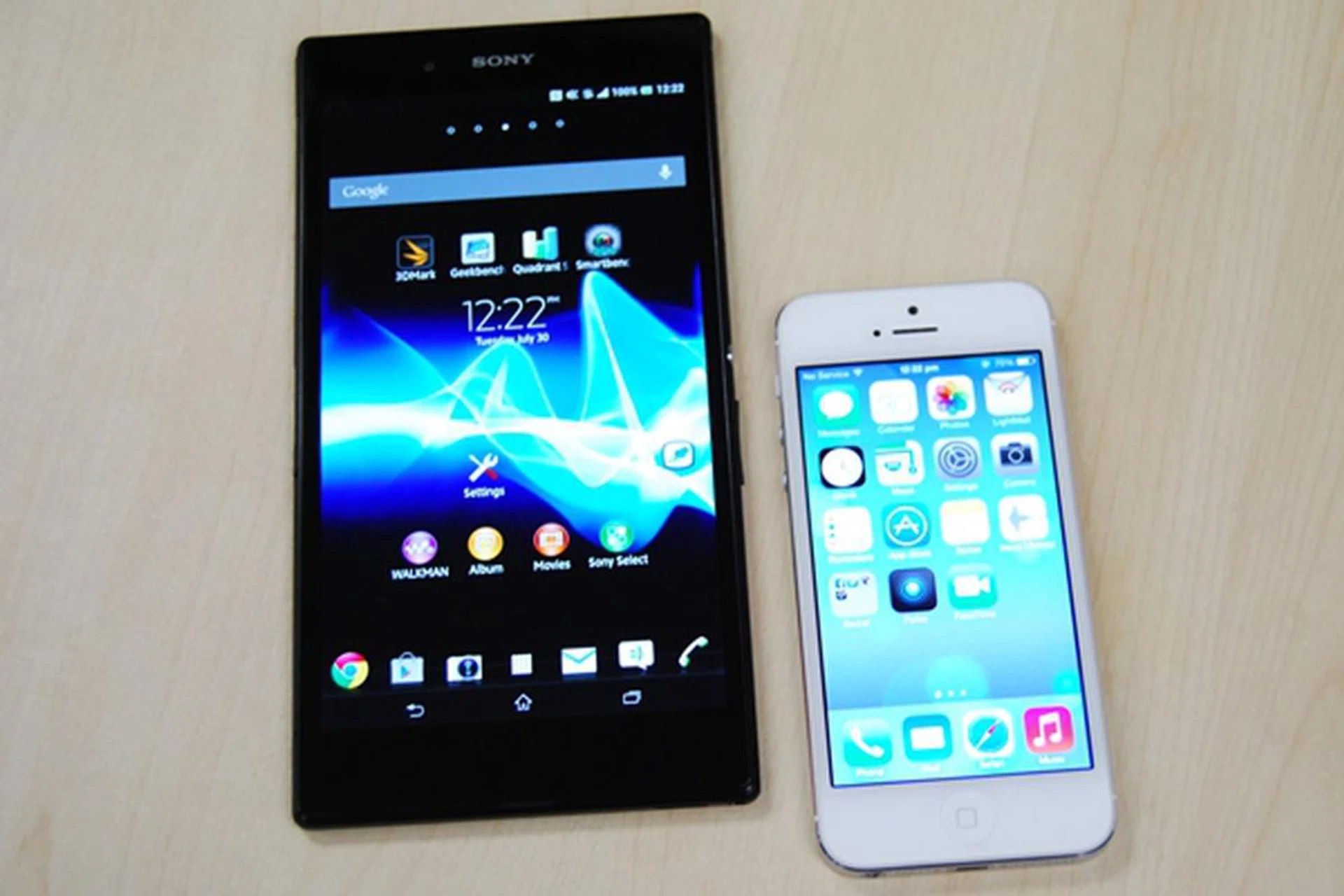 Bigger display for the ultimate multimedia viewing experience on the Sony Xperia Z Ultra (left) or an optimal handling experience on the Apple iPhone 5 (right)? You decide.