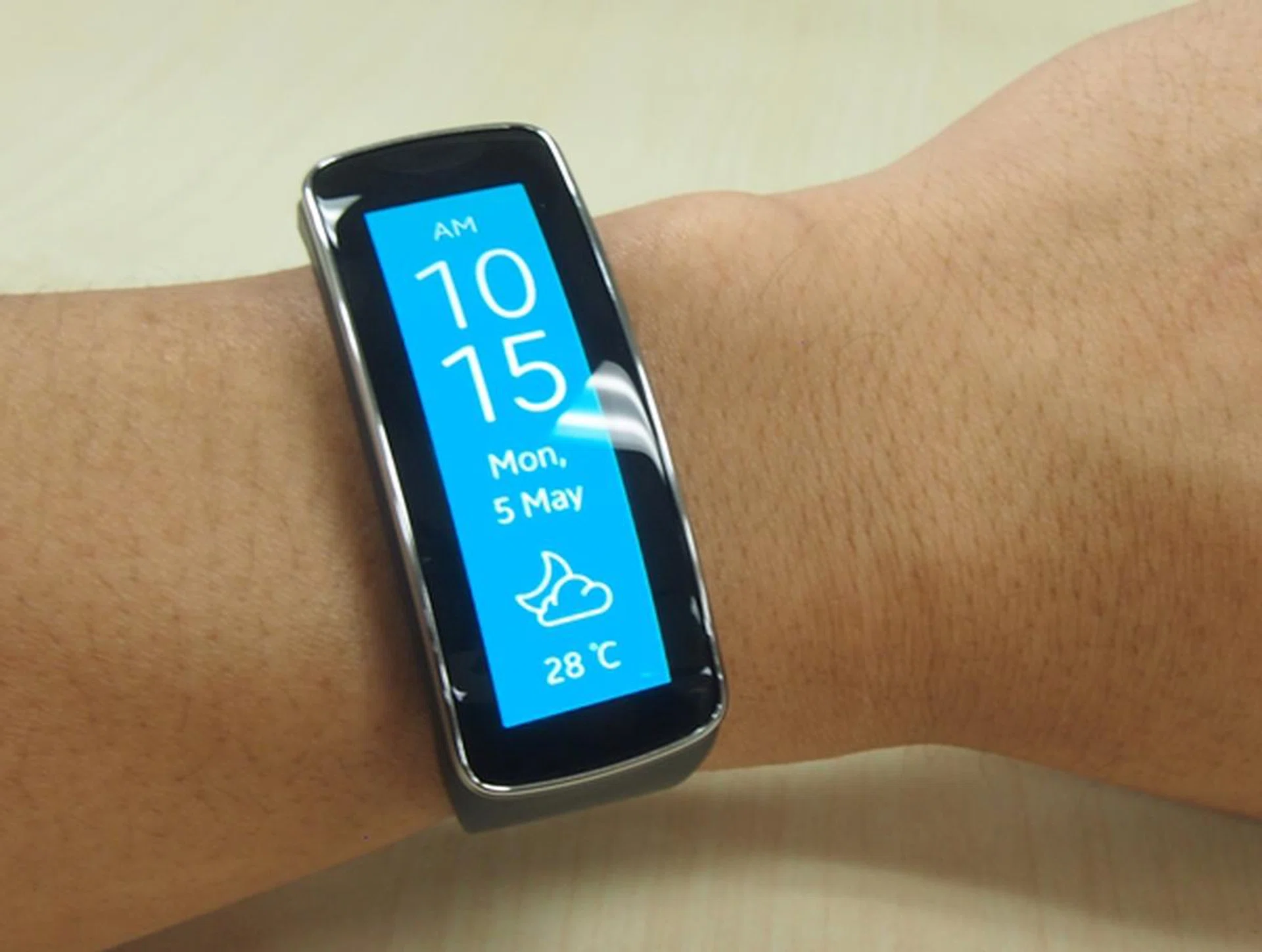 The Gear Fit not only looks stylish, it feels great on our wrist.