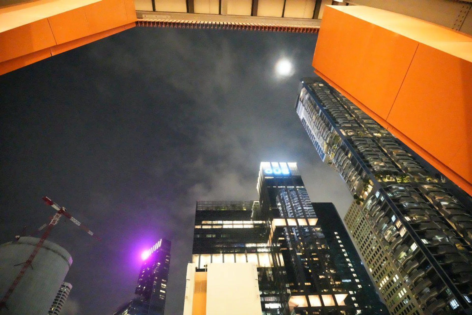 20mm at f/4.0, 1/40s, ISO 51,200