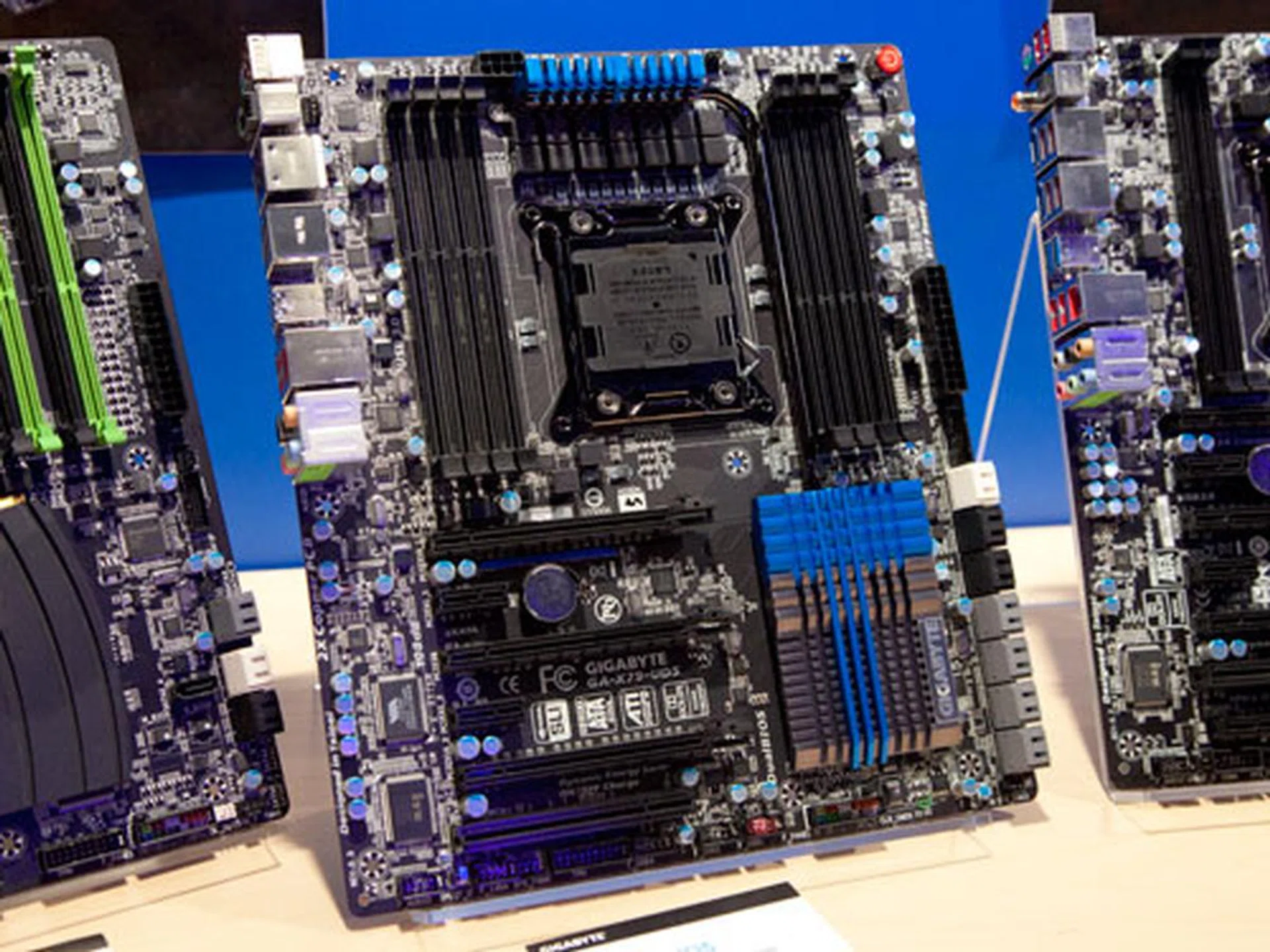 The Gigabyte GA-X79-UD5 motherboard is quite similar in build to the UD3 with Gigabyte's Ultra Durable 3 technology and 2x copper PCB. Except that this board comes with a 12 phase power VRM as compared with the UD3 which features only an 8 phase power VRM.