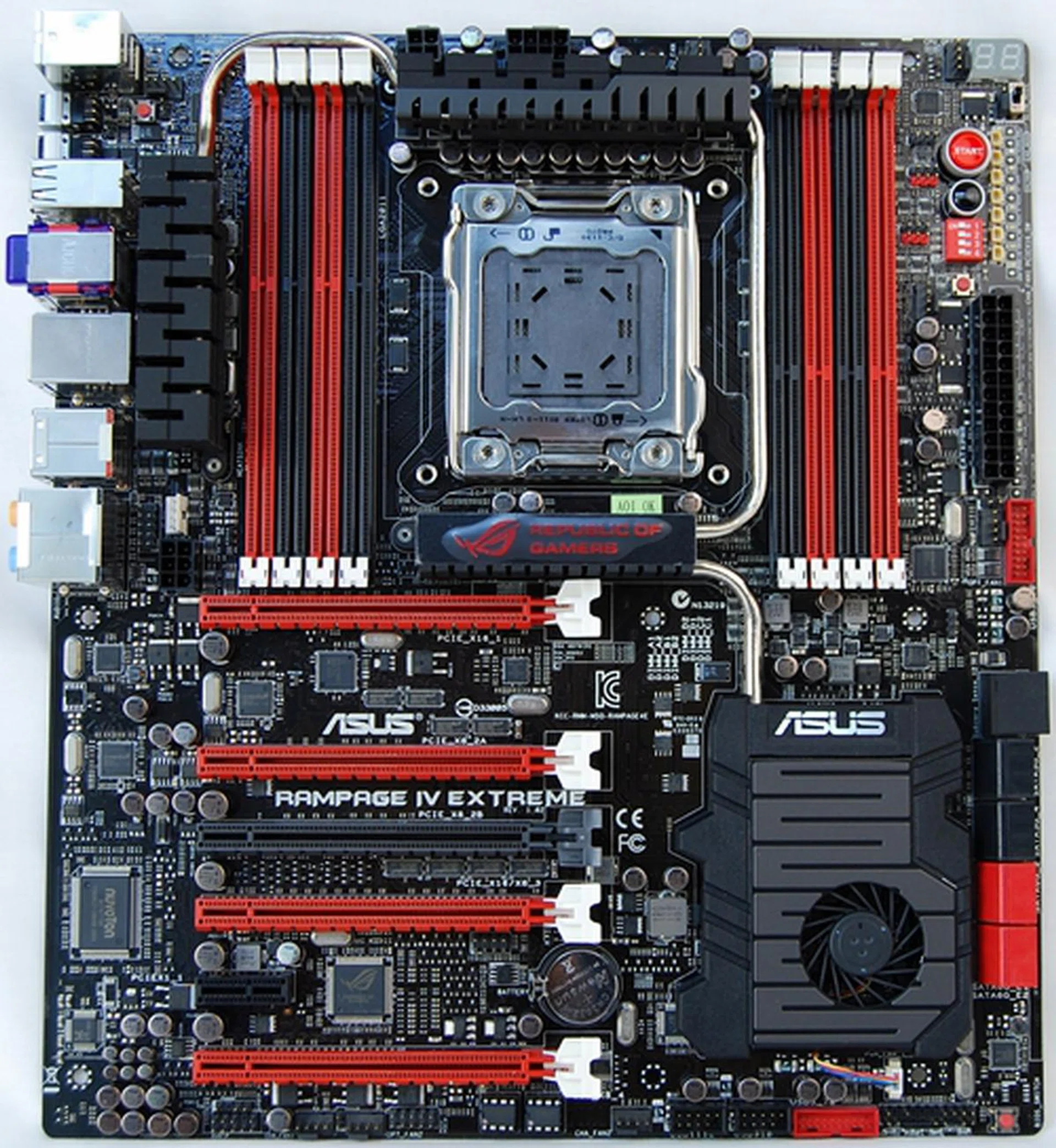 The unadored Rampage IV Extreme board sports a plastic sheath with a mounted fan to cool the Patsburg (Intel X79) chip. Snaking from the top of the sheath, a heatpipe makes it way to what seems like the heart of the board (well, strategically speaking); a heatsink emblazoned with the board's proud proclamation of its status.