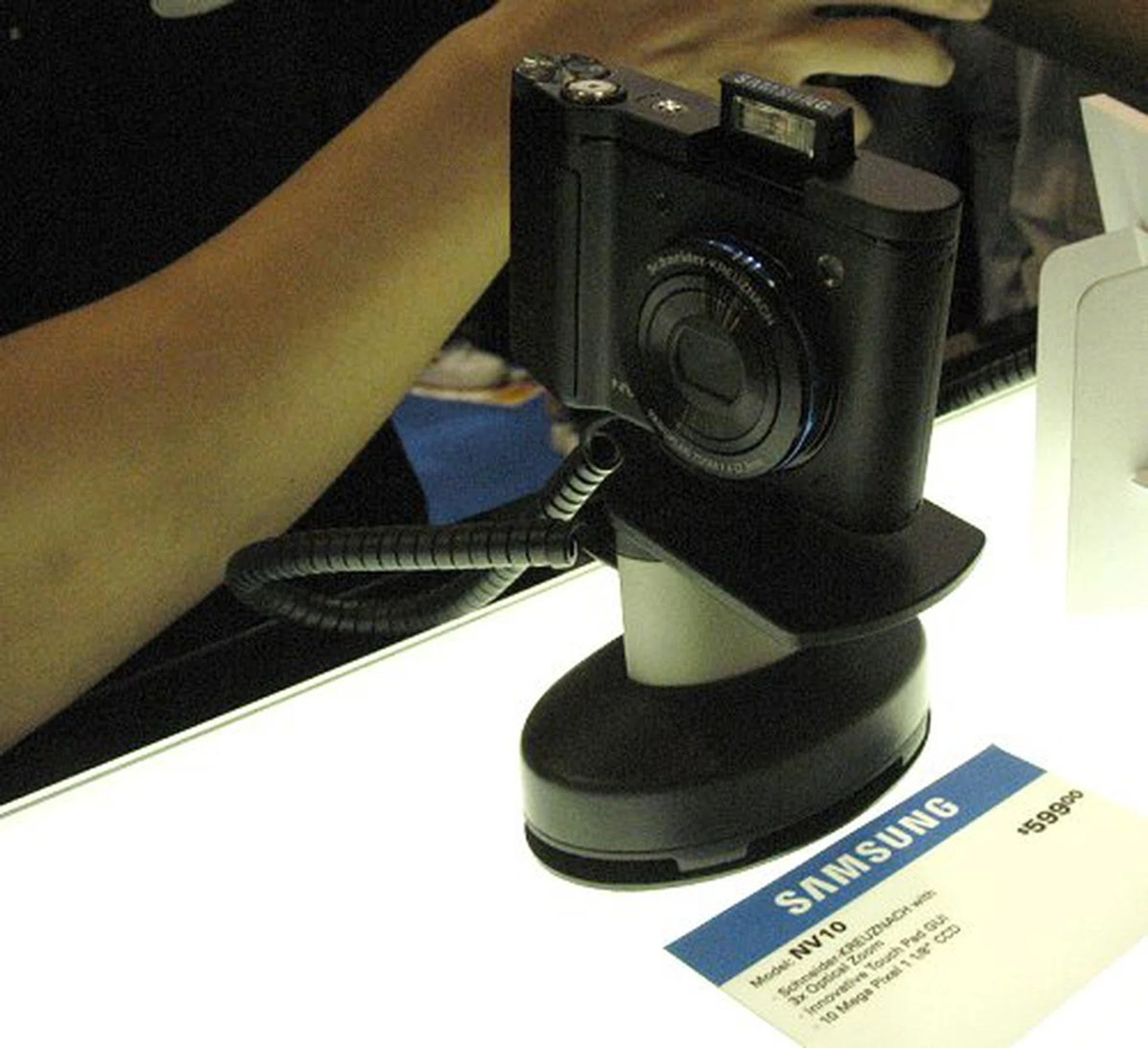  It may not entertain you as much as the i70, but the NV10 is more than capable of impressing you with stunning pictures with its 10-megapixel sensor that's mated to Schneider-KREUZNACH lens. It even comes with the same freebies. Nice.  