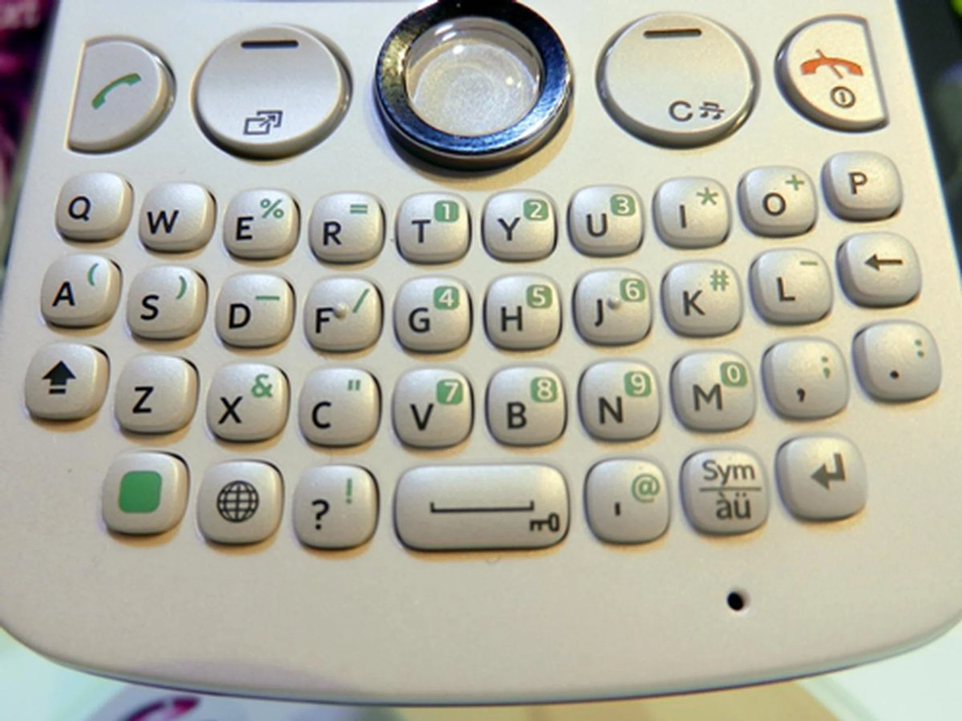 We find the buttons a little small, especially for users with larger fingers. Nevertheless, the keys provide reasonable tactile feel when typing. The SMS shortcut key is found on the left side of the metallic circular button in the center.