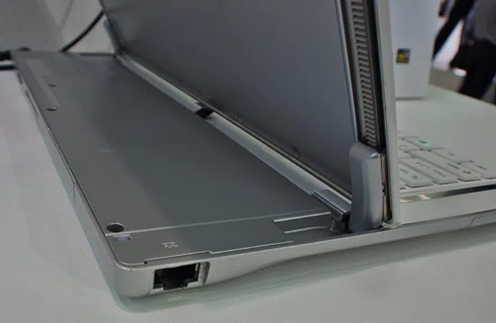The network port on the left side of the Slider S20. The Slider S20 has Bluetooth 4.0 and Wi-Fi connectivity; however, there was on Internet connectivity at the booth.