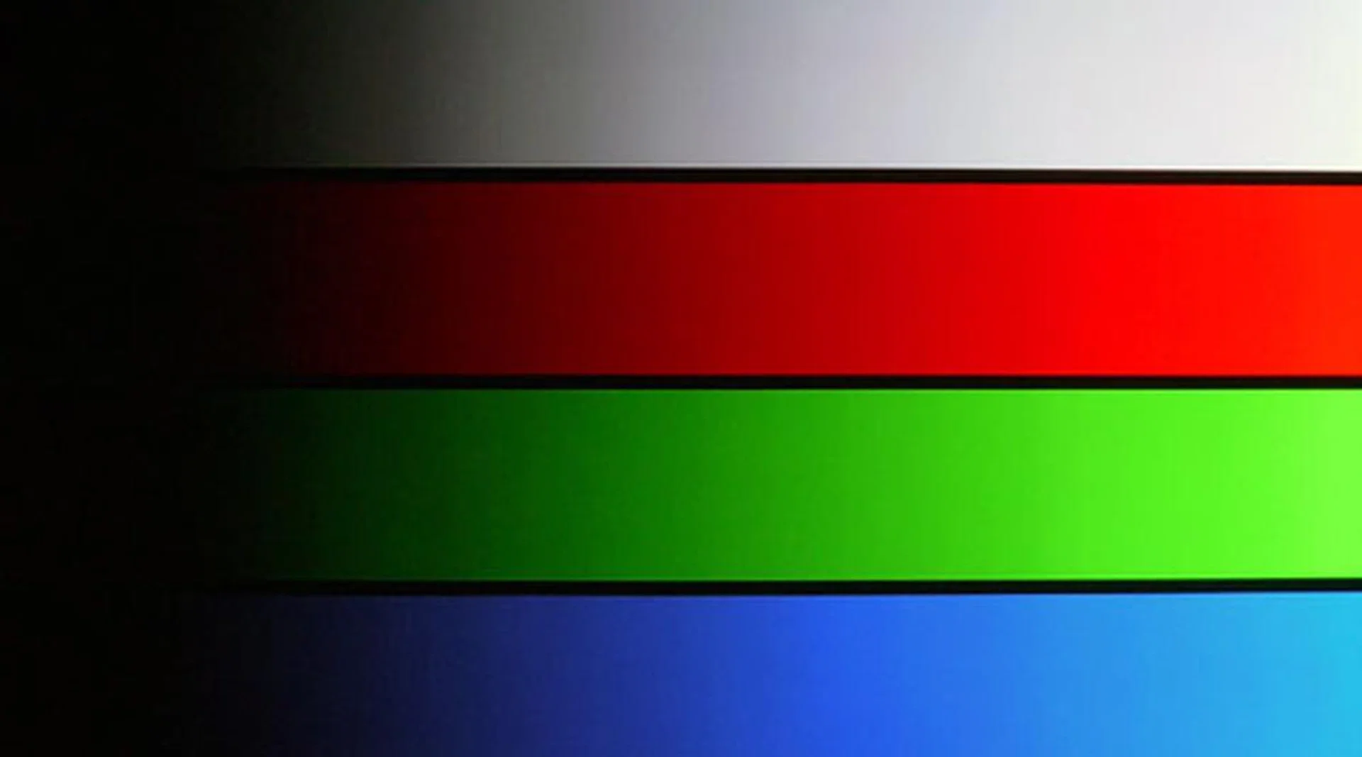 DisplayMate's 256-Intensity Level Color Ramp Test: The PZ950 displayed smooth and gradual gradients with the exception of minor compression artifacts appearing closer to the darker ends. Mild color banding was more evident on the green and blue strips. 
