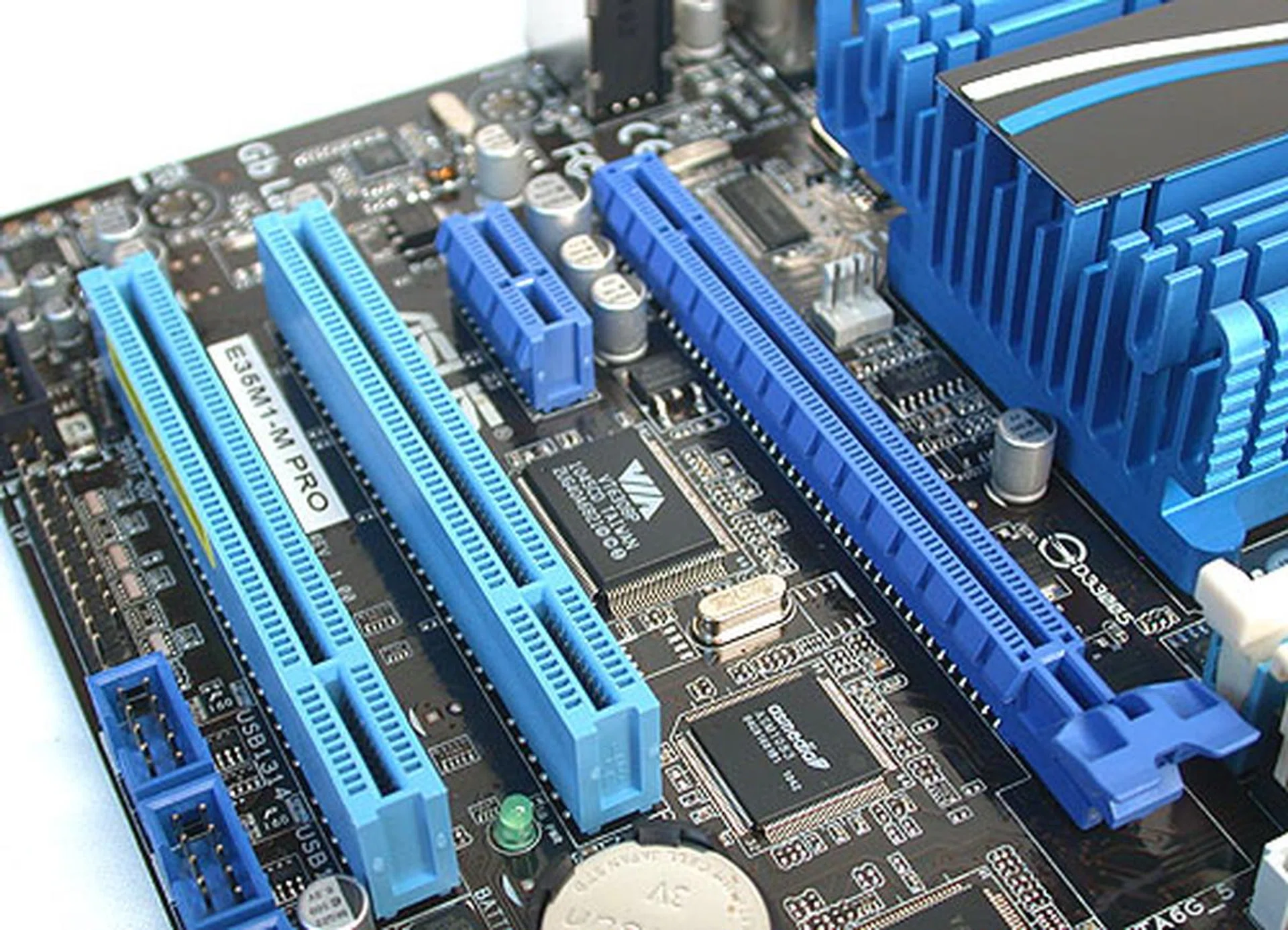 The USB 3.0 support comes from an ASmedia controller, a change from the more popular NEC controller. We assume cost is a reason for the switch. Besides the PCIe 2.0 x16 slot for a discrete graphics card, ASUS has also included two PCI slots. Also seen is the usual VIA FireWire controller.