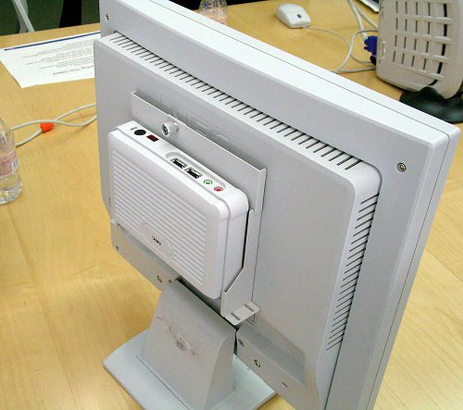 So small and compact, the US100 thin client can be mounted on the back of the monitor.