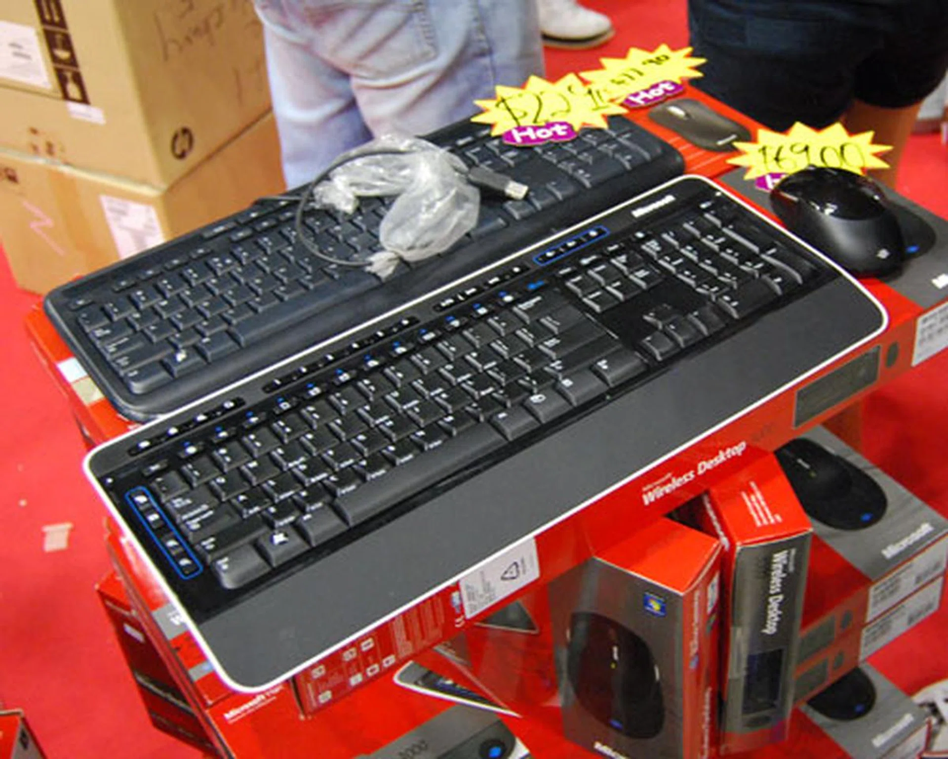 Need a keyboard and mouse combo for your new desktop? The Microsoft Wireless Desktop 3000 is something to look out for, offered at $69 from its usual $99 retail price. Similar to the mouse offers, you can also customize your desktop combo with a free onsite skinning from Digiskin.