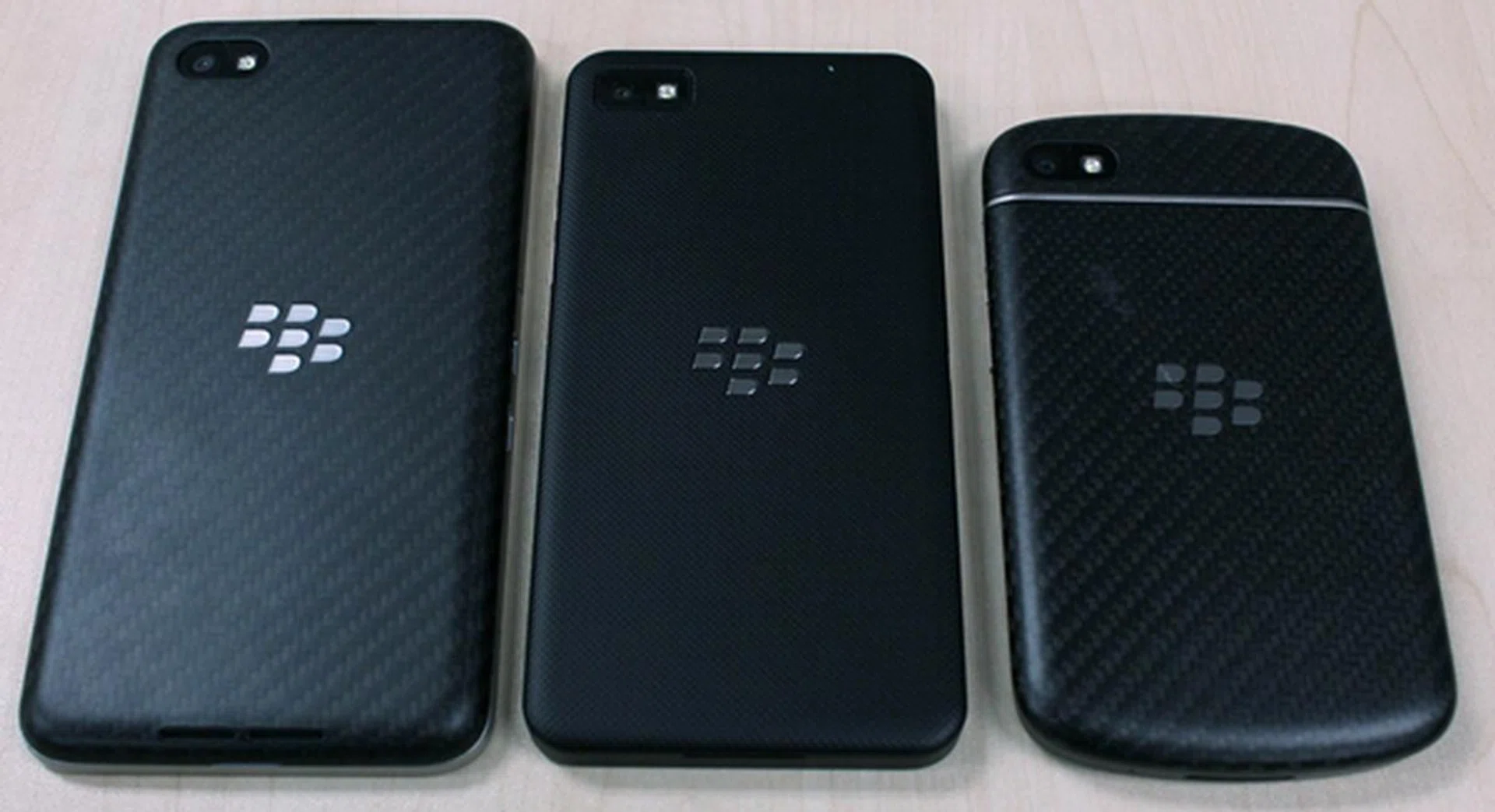 The rear of the Z30 (left) is similar to that of the Q10 (right).