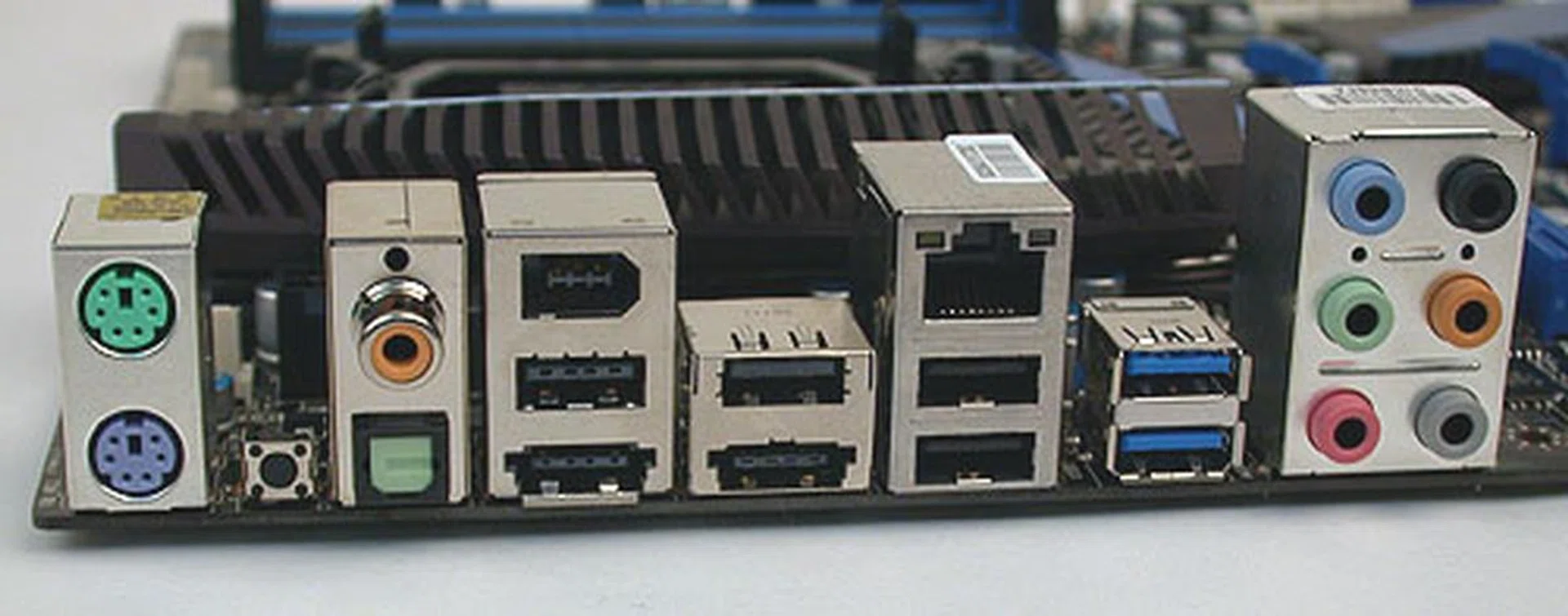 A good mix of ports and connectors here, with MSI keeping with PS/2 ports along with a very useful Clear CMOS button. It does mean that there aren't that many USB 2.0 ports here compared to the ASUS Sabertooth but it's a decent compromise.