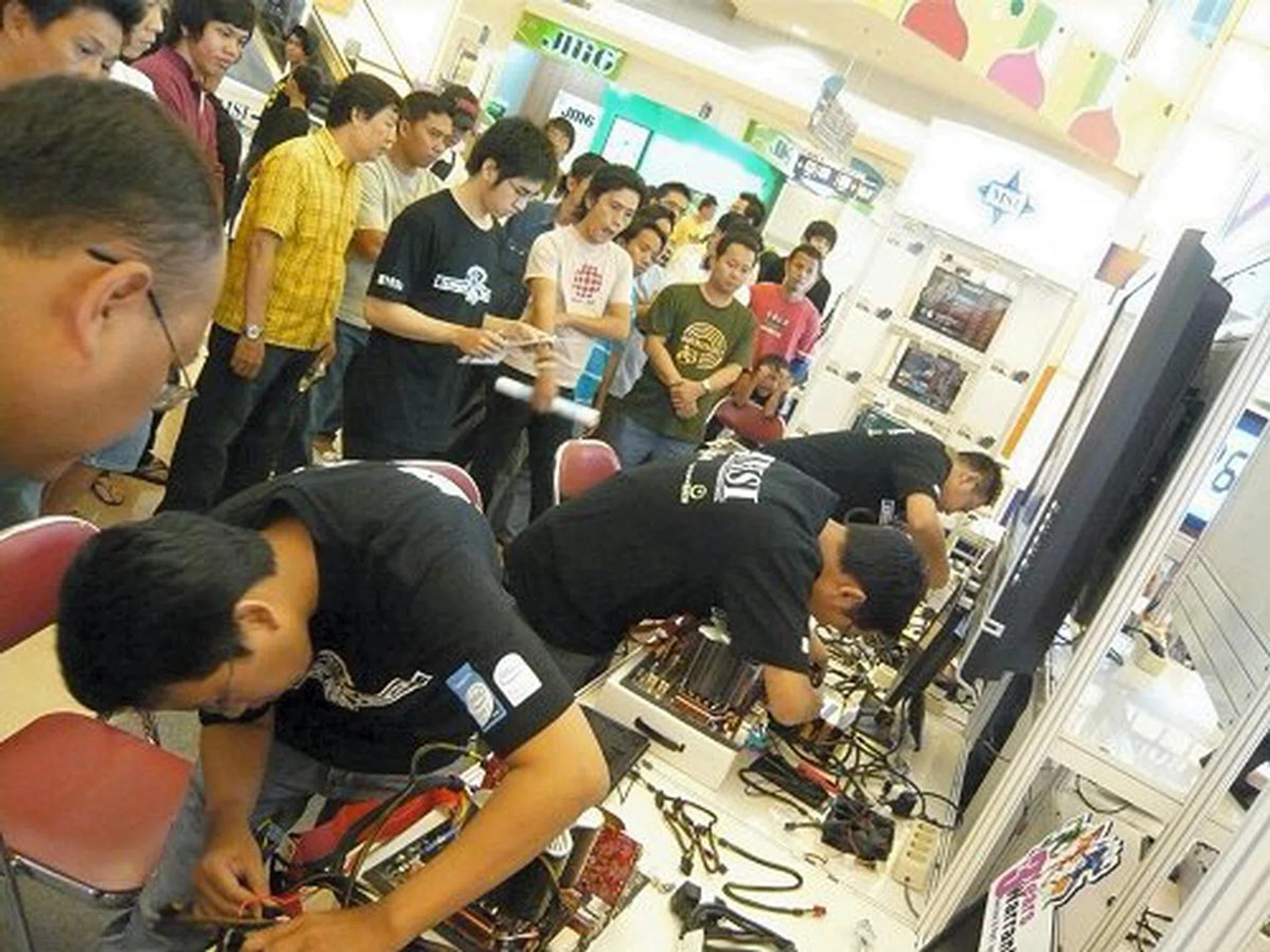  On the other side we see Rekky, Raihan, and Afiat trying to beat the clock.  