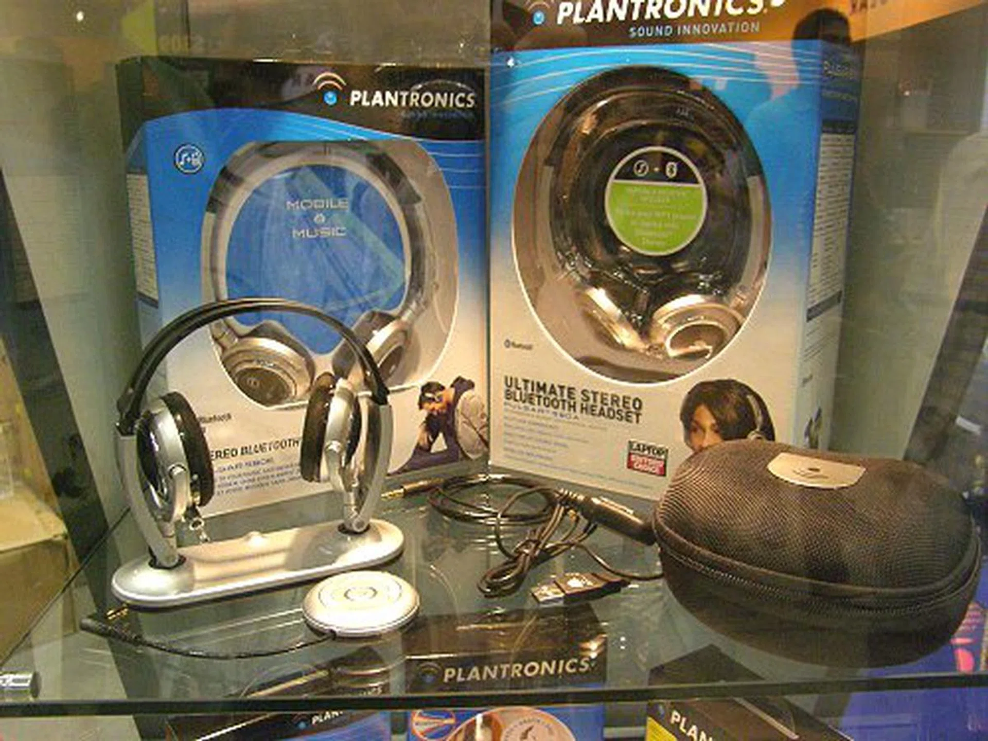  Plantronic's award winning Pulsar Bluetooth stereo headsets are available from Ban Leong's booth. The Pulsar 590A are going for S$319 while the lower range Pulsar 590E was found at S$195.  