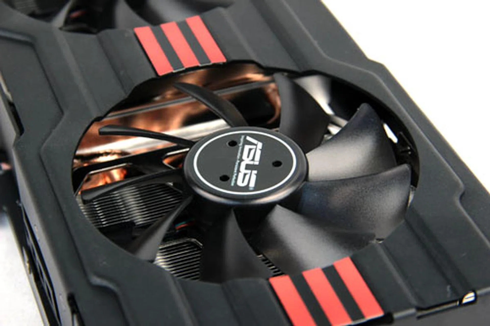 ASUS' improved DirectCU cooling system features quieter fans and a larger eat dissipation area. This is also why the cooler enclosure and the heatsinks within jut out above the height of the PCB itself.