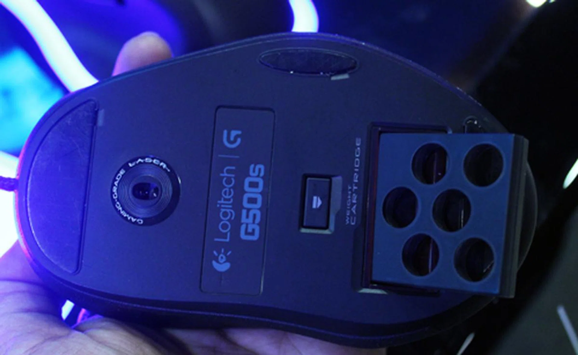 The weight management tray slides out at the press of a button on the underside. Do note that this feature is only available with the G500s