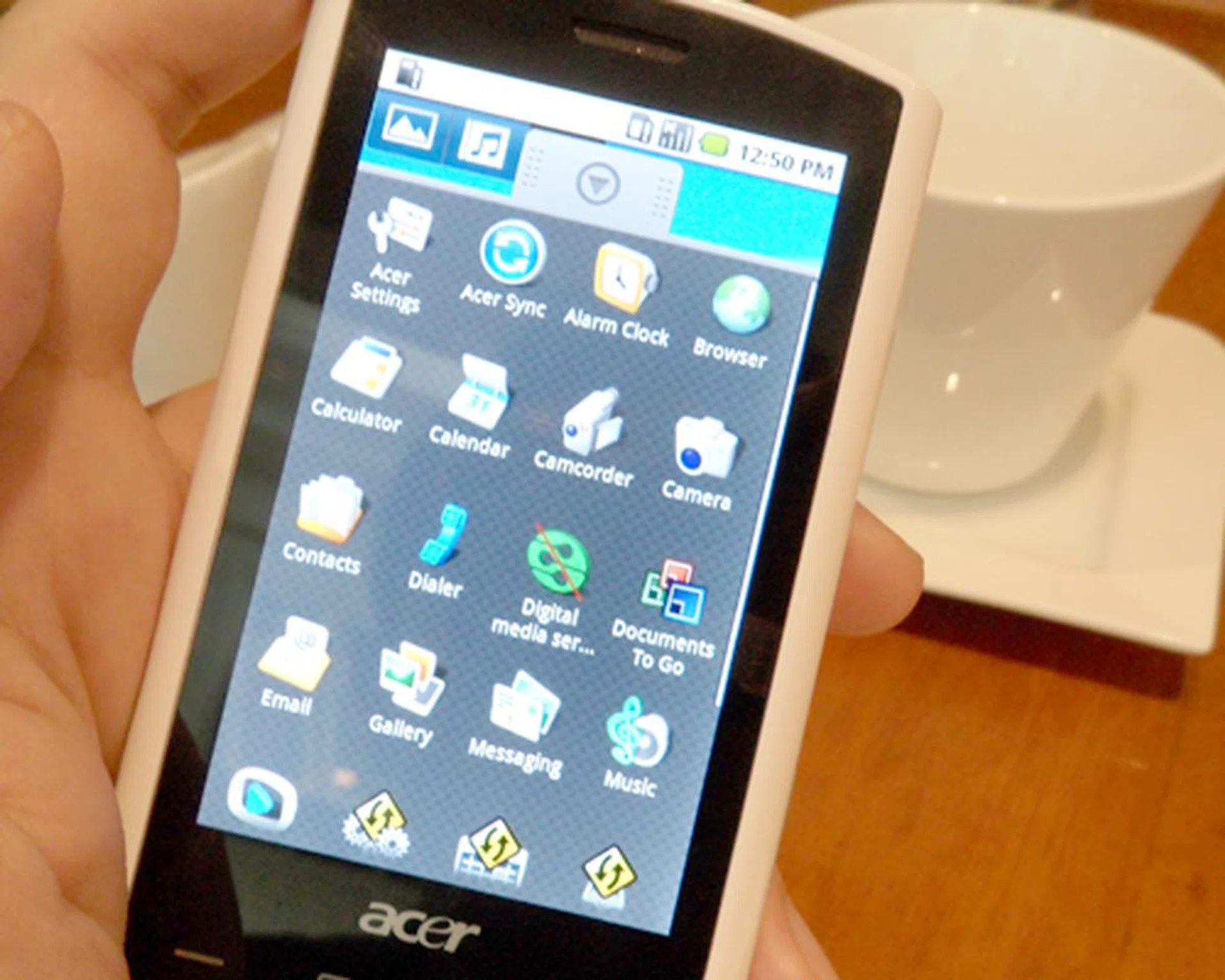 Besides that, and some other widgets, the Liquid holds true to the original Android UI and leaves it as intact as possible.