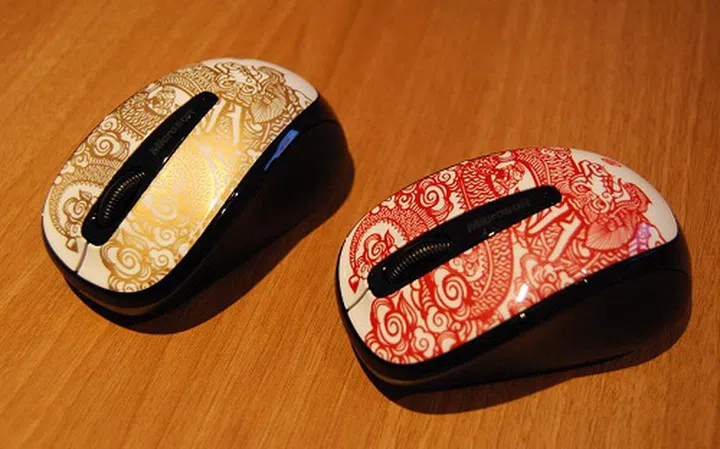 Here we have the Microsoft Wireless Mobile Mouse 3500 Studio Series - Artist Edition, yet another mice suitable for the CNY period with it dragon motif in red and gold variations..