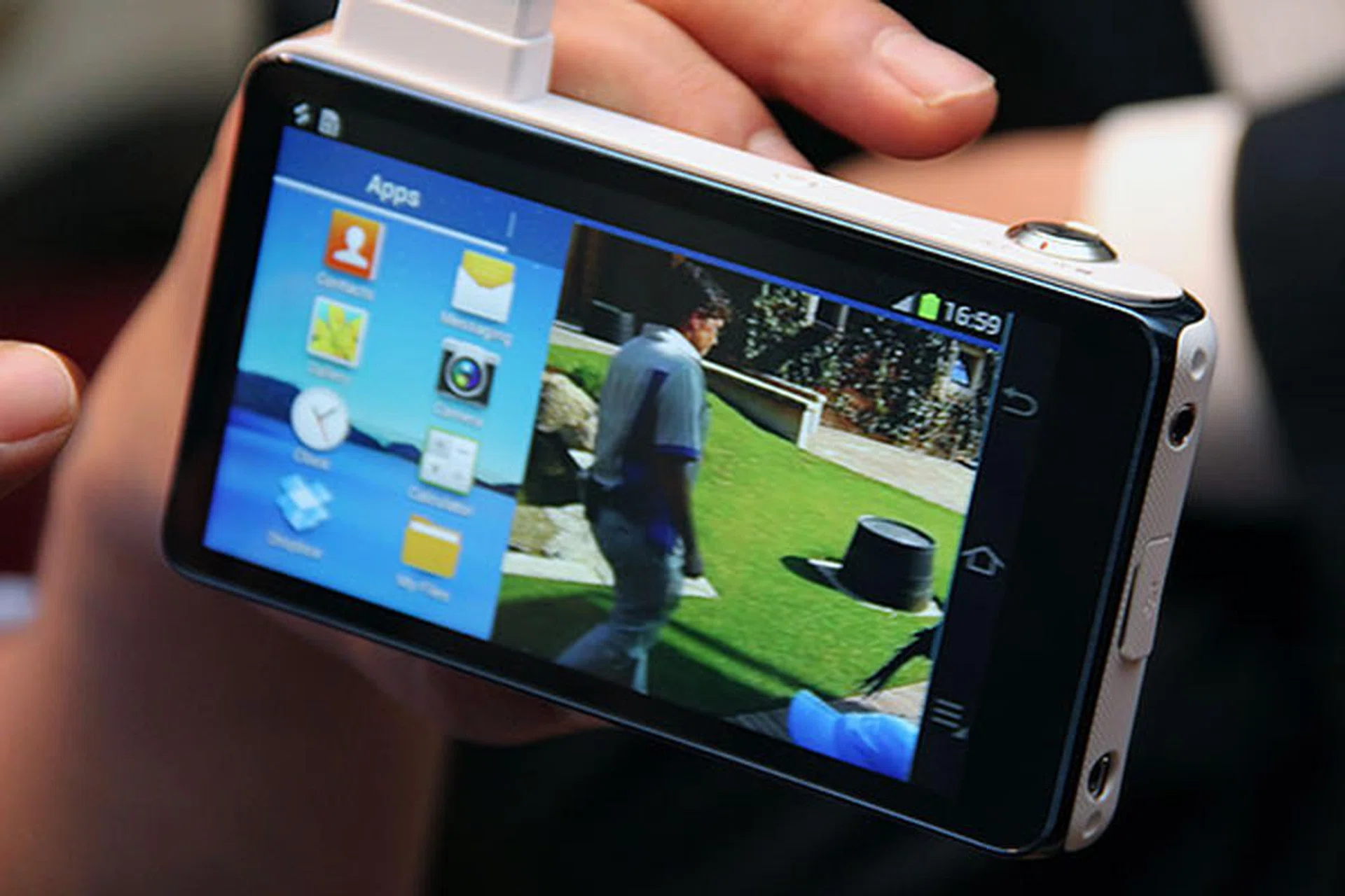 Multi-tasking is possible on the Galaxy Camera. Here, you can perform other tasks while a video plays on one side. Or, you can listen to MP3 music while taking a photo.