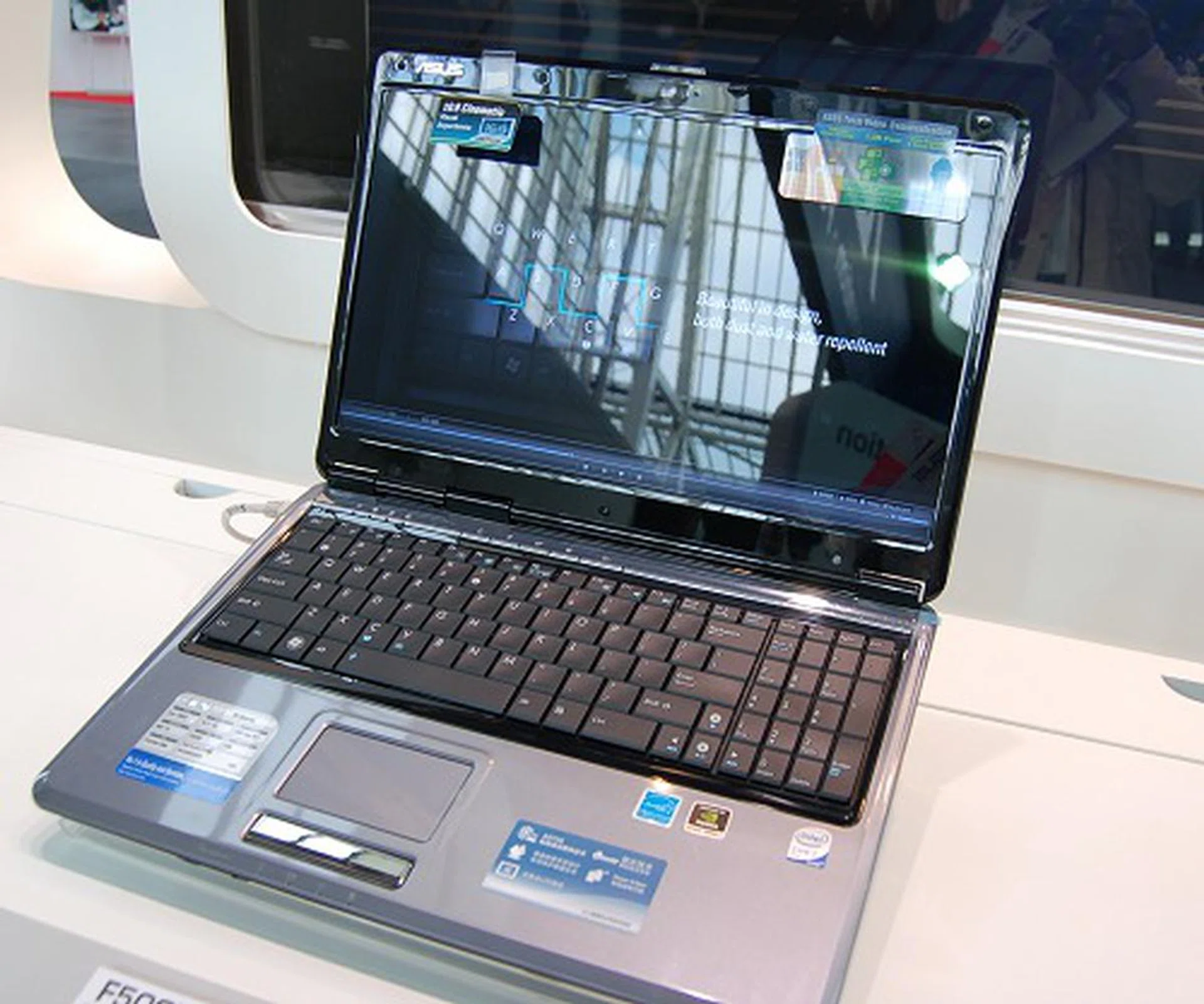 9 aspect ratio, a GeForce 9400M G platform with integrated graphics, a variety of Core 2 Duo processor options, DVD and Blu-ray drive options and weighs in at 2.85kg. Its overall styling however reminds us very much of a HP.  