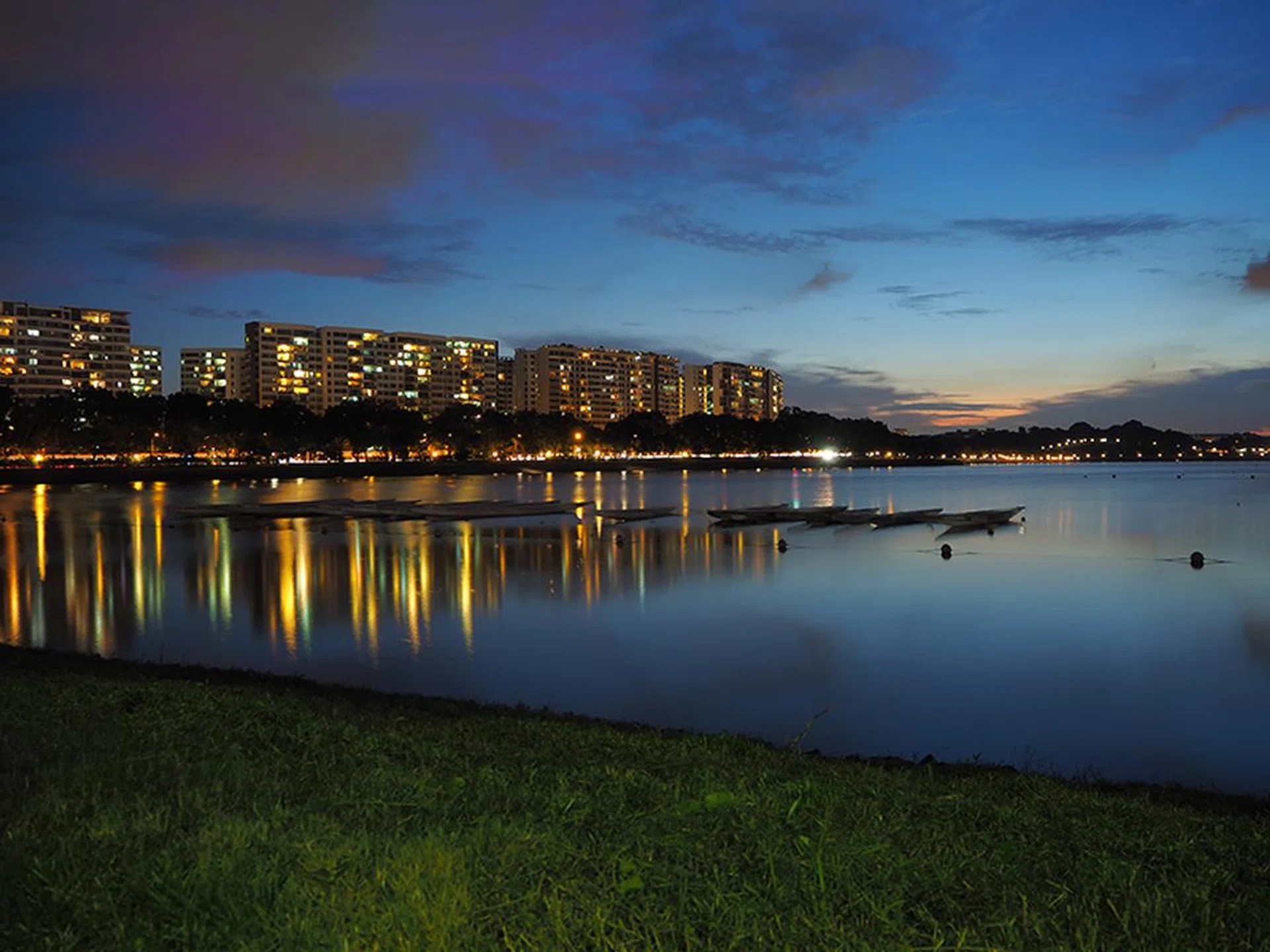 f/4 at 28mm, Live Composite, ISO 200.