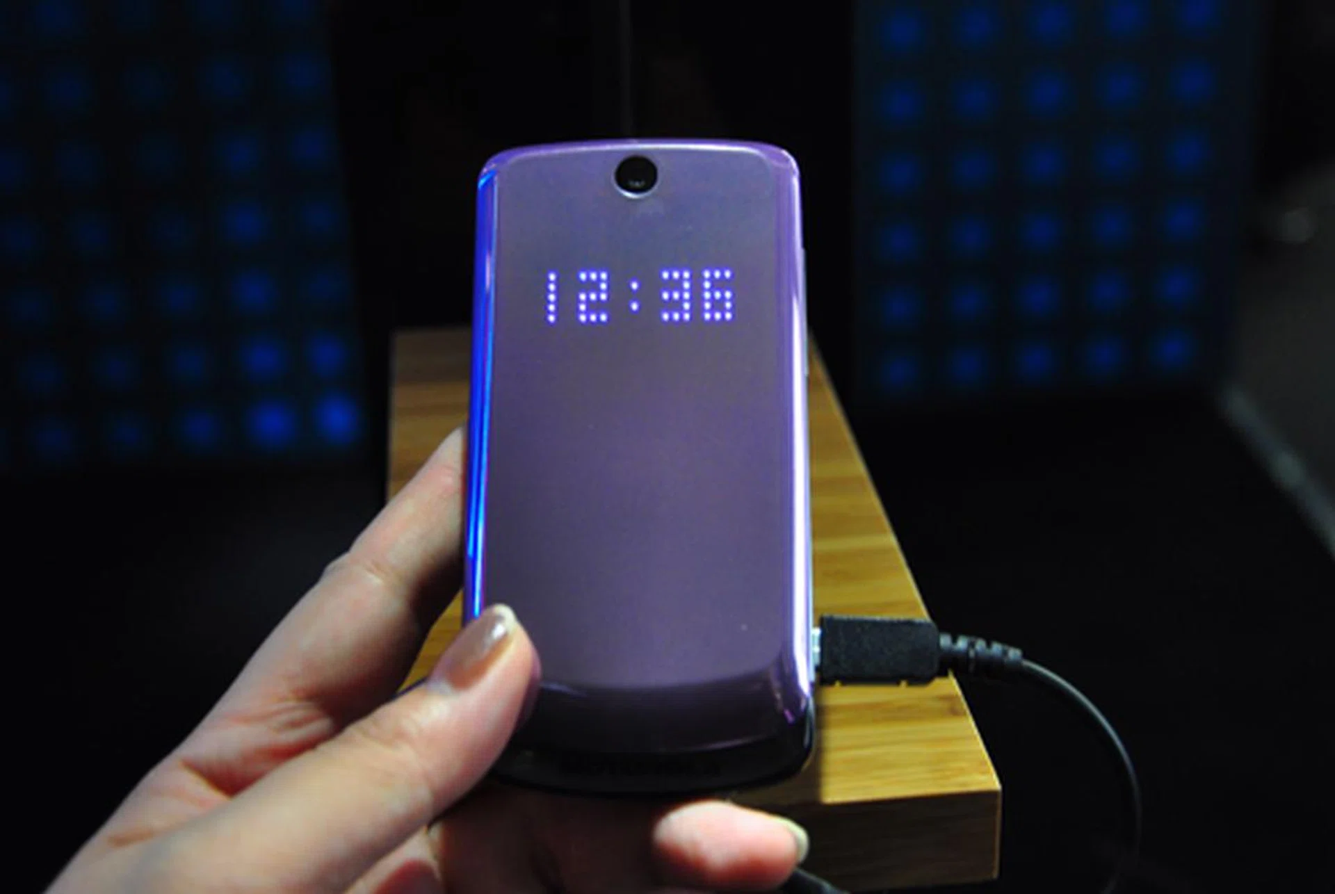 The flashy Motorola Gleam comes with swanky LED lights and a metallic LG-lesque body. Don't expect high-end smartphone capabilities here - the Gleam is a feature phone that is meant for users who just need a simple phone for communication. 