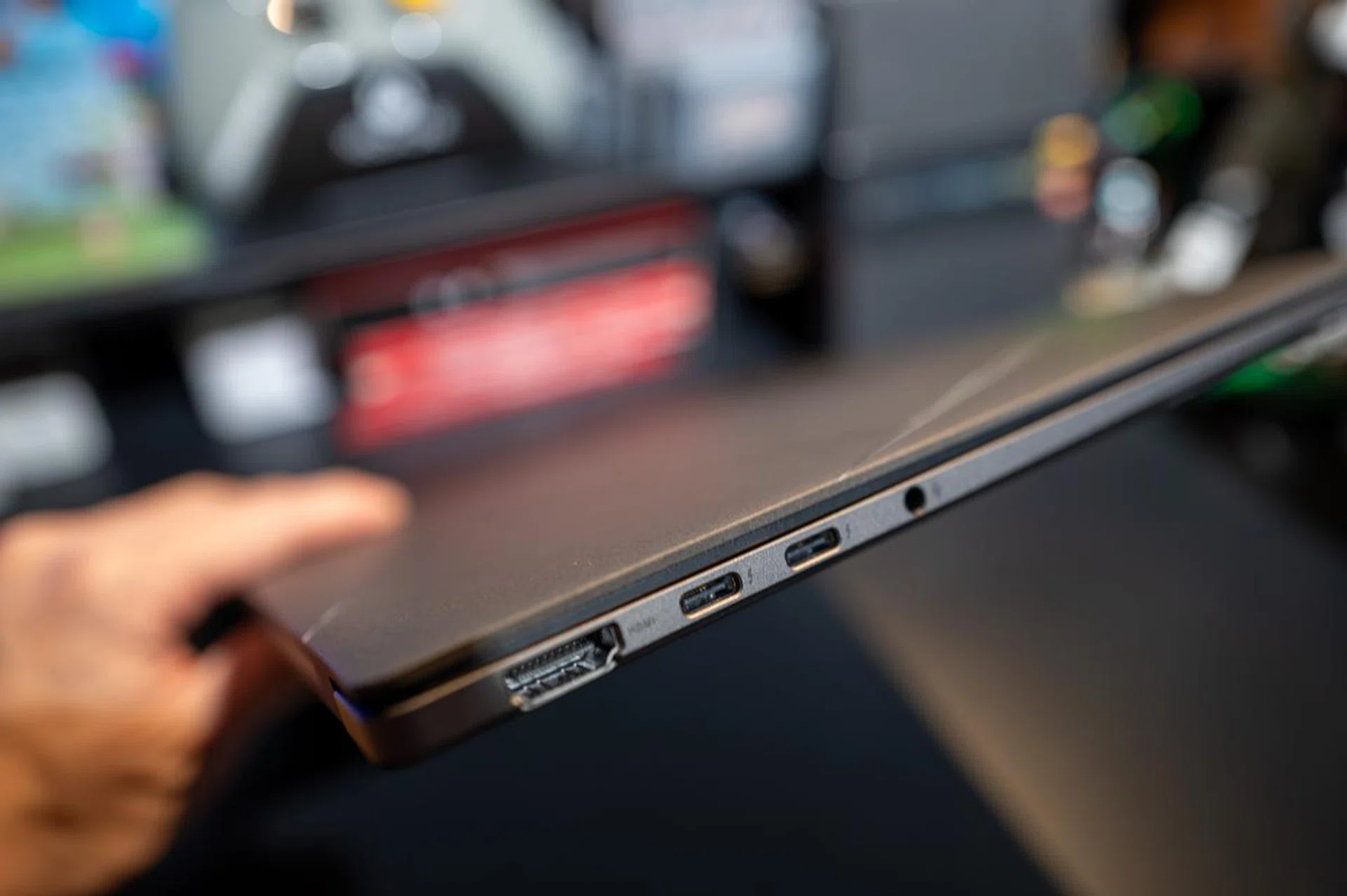 It retains the same number of ports as the previous Zenbook 14 OLED. PHOTO: HWZ